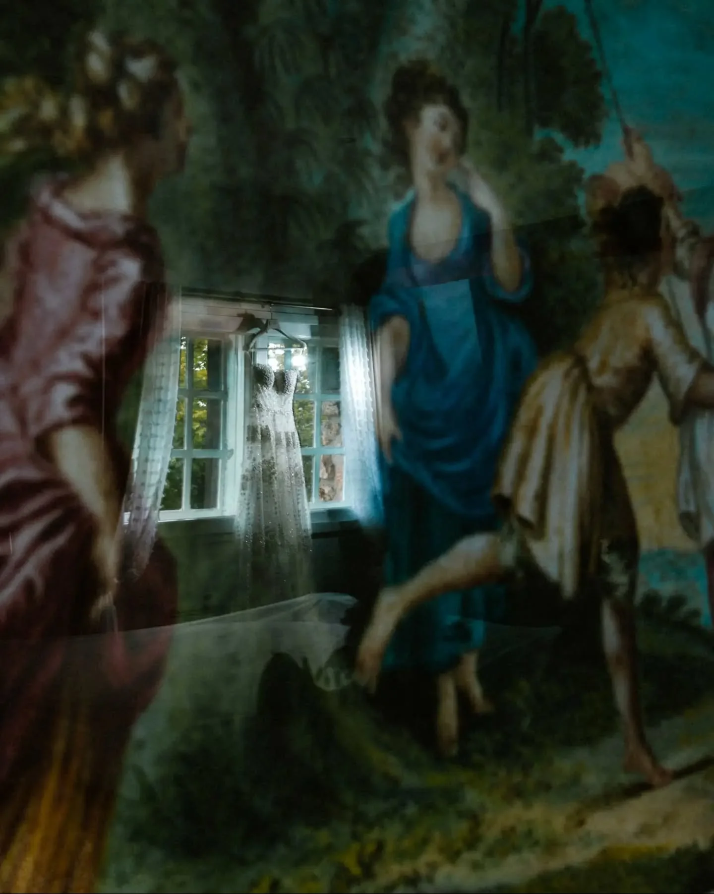 Ce qui compte le plus dans un mariage tient souvent dans ce que personne ne photographie. Sauf quand quelqu'un sait vraiment regarder.

Le froissement d'une robe de mari&eacute;e au moment o&ugrave; elle glisse des &eacute;paules d'une m&egrave;re. L