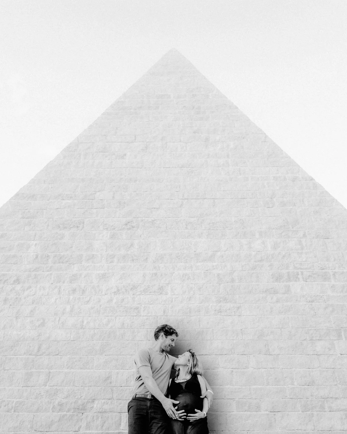 Les pierres savent ce que les mots peinent &agrave; dire.
Celle-ci est ancienne. Taill&eacute;e &agrave; angle droit, b&acirc;tie pour durer au-del&agrave; de tout. La pyramide domine le temps pour t&eacute;moigner du pass&eacute; en s'adressant &agr