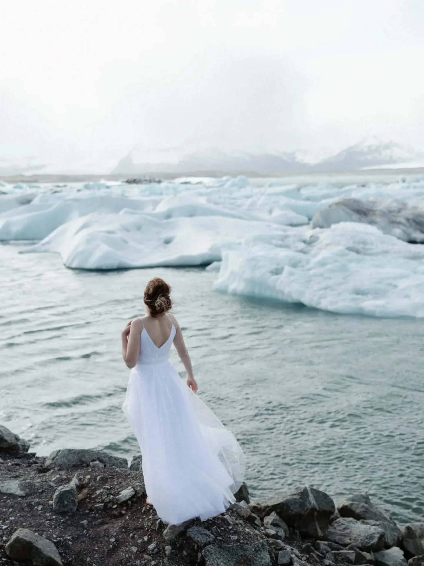 Suis-je photographe de mariage ? 
Affirmatif !

Suis-je diff&eacute;rente par mon approche de la noce ?
Assur&eacute;ment !

Mon petit truc en plus ?
La touche Bounce !

La preuve en image : -15&deg;C et l'envie de cr&eacute;er par vent glacial les p