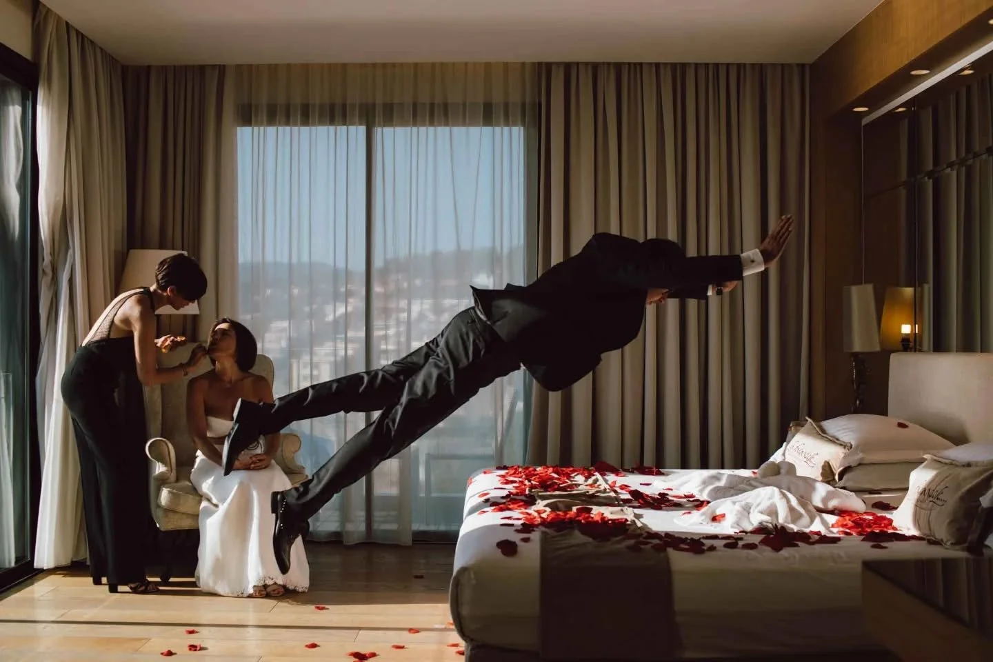 Quand le mari&eacute; d&eacute;couvre un lit tapis de p&eacute;tales de rose pour son mariage.

#photographemariage #mariage #var