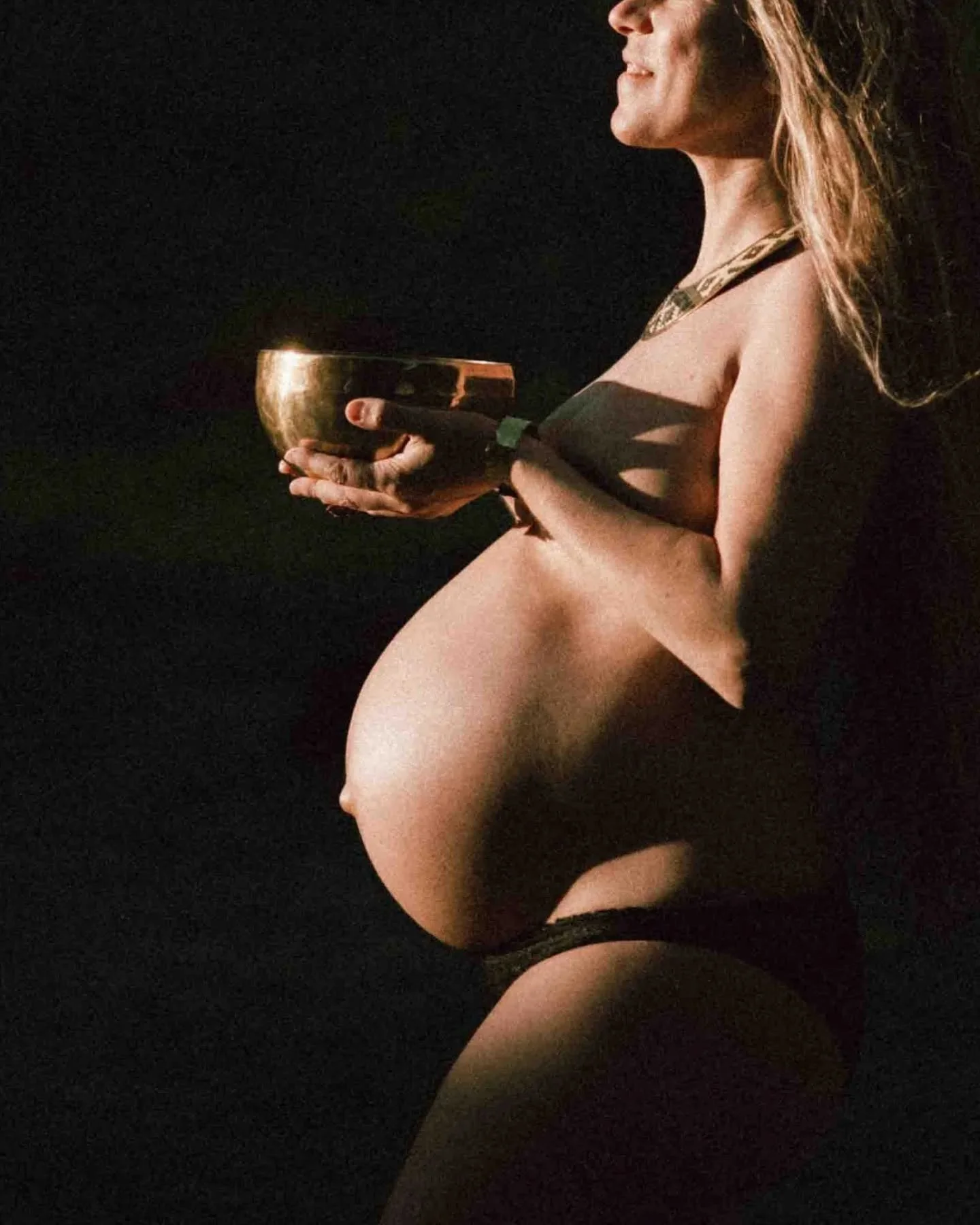 LE SON DE LA MATERNIT&Eacute;

Le bol tib&eacute;tain vibre avant m&ecirc;me qu'on l'entende. Sa fr&eacute;quence passe par le corps. Elle descend. Elle s'installe. Elle rejoint profond&eacute;ment f&eacute;minin, que les cultures du monde entier ont