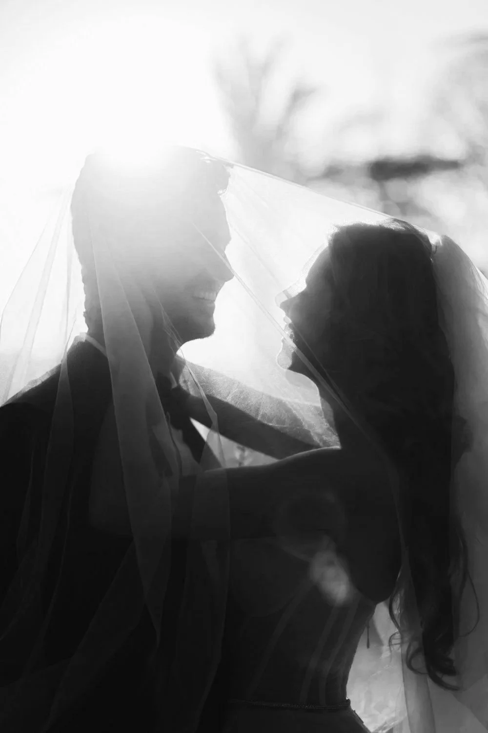 Silhouette d'un couple de mariés enlacés au coucher du soleil dans le Var