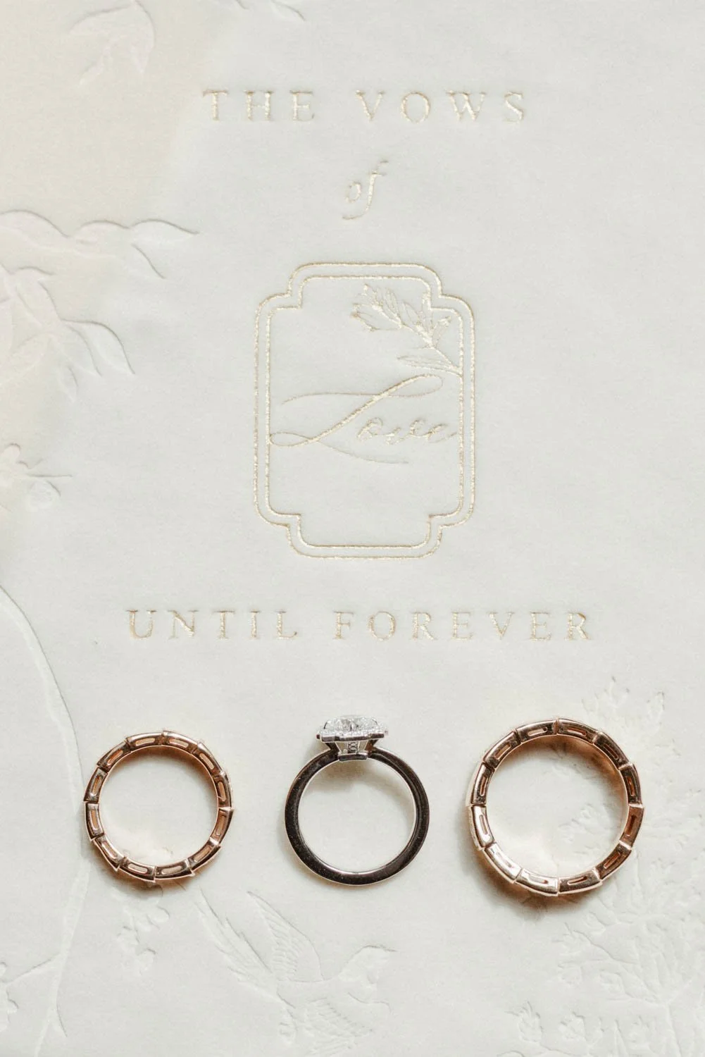 Anneaux de mariage et bague avec diamants sur une carte de voeux