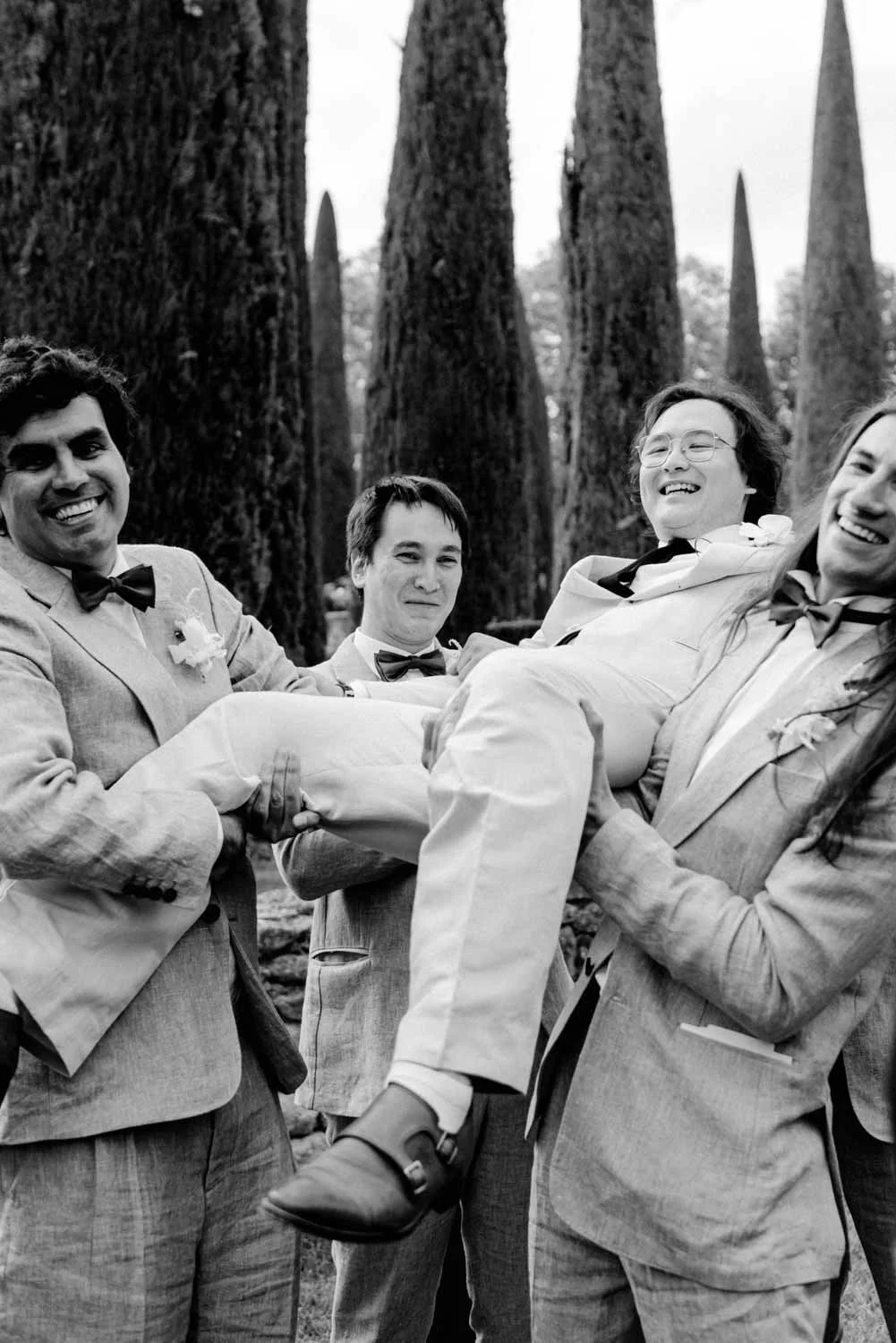 Invités assistant à la cérémonie de mariage dans les jardins du Château de Sannes