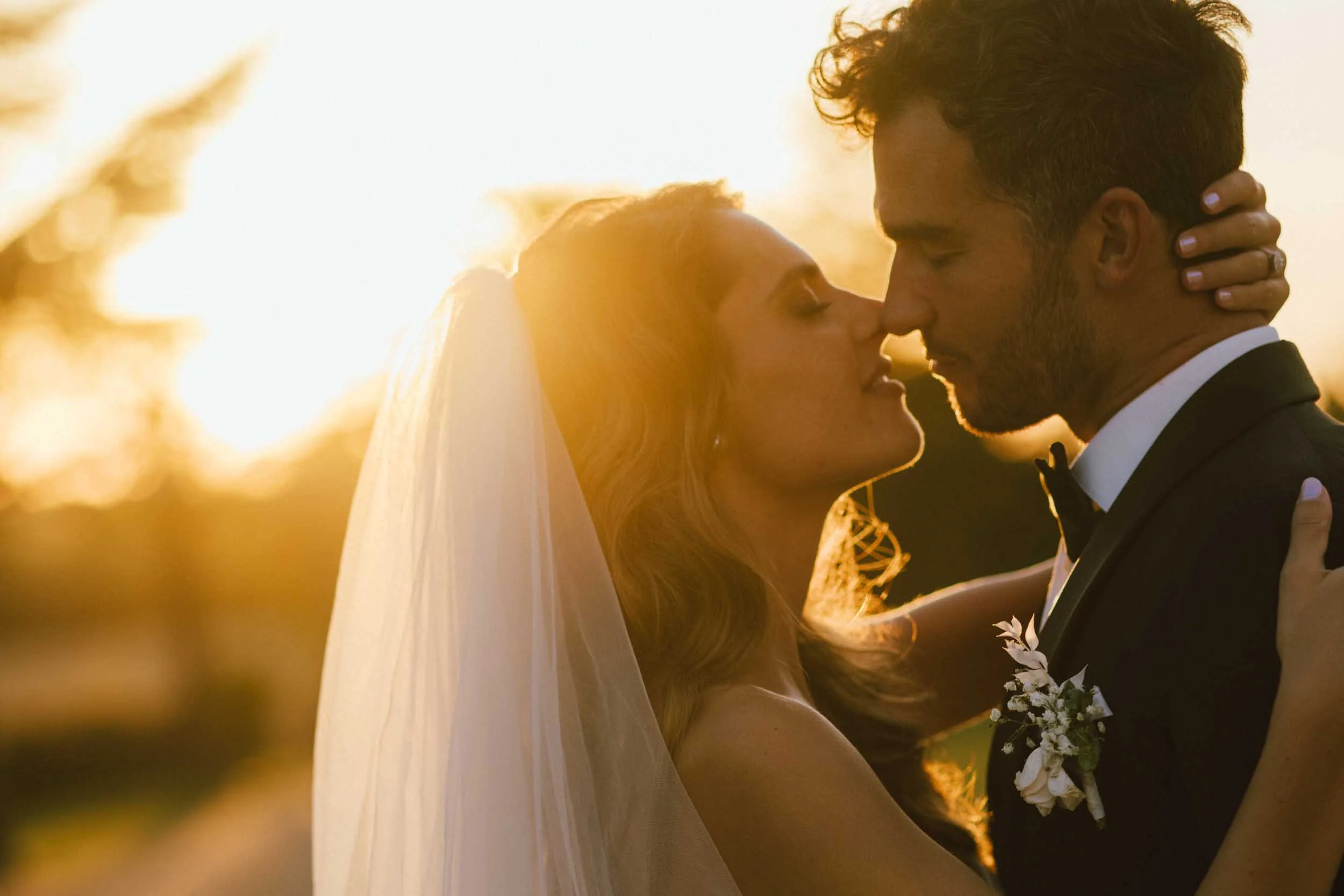 Photographe de mariage dans le Var capturant un couple lors de leur cérémonie en Provence