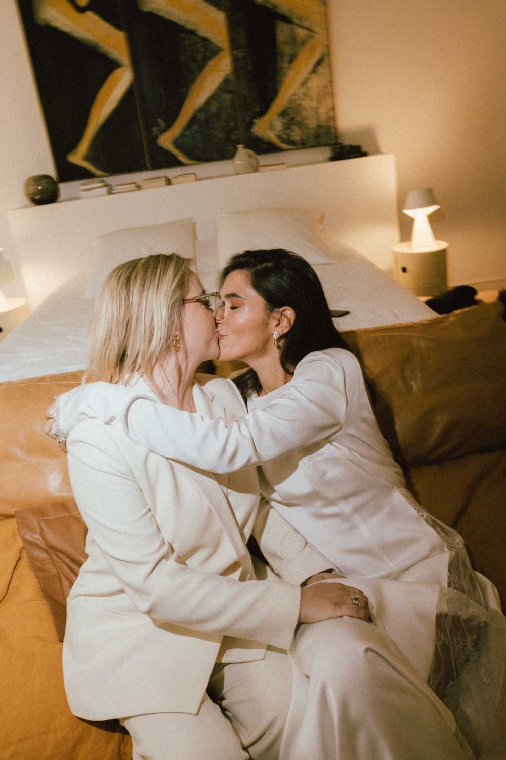 deux femmes jeunes mariées à marseille qui s'embrassent