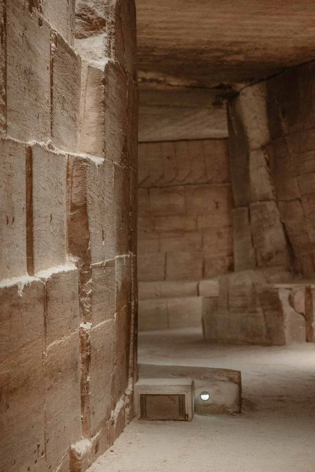 Murs en pierre et escalier dans une cave ou un gouffre souterrain en pierre