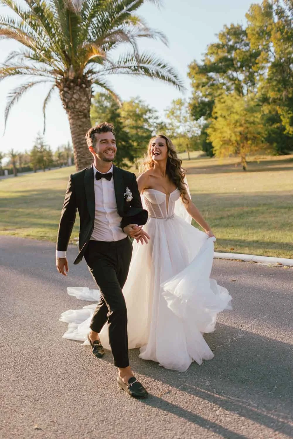 Reportage photo et vidéo de mariage à Bordeaux dans un chateau. Couple marchant au soleil couchant