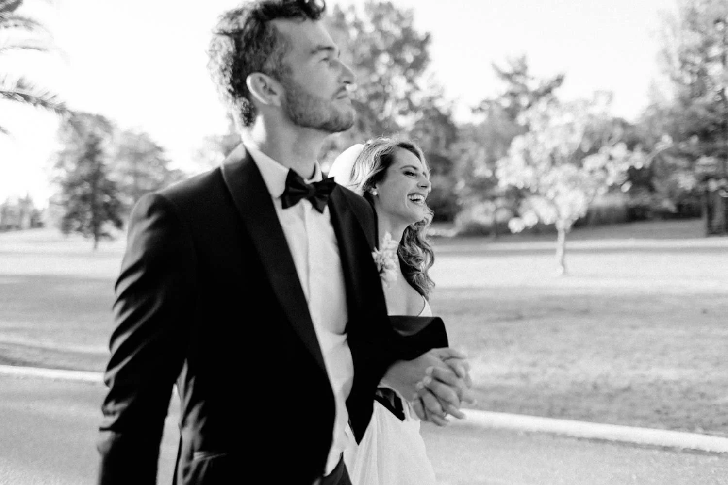 couple de mariés enlacés au coucher du soleil dans le Var courant main dans la main