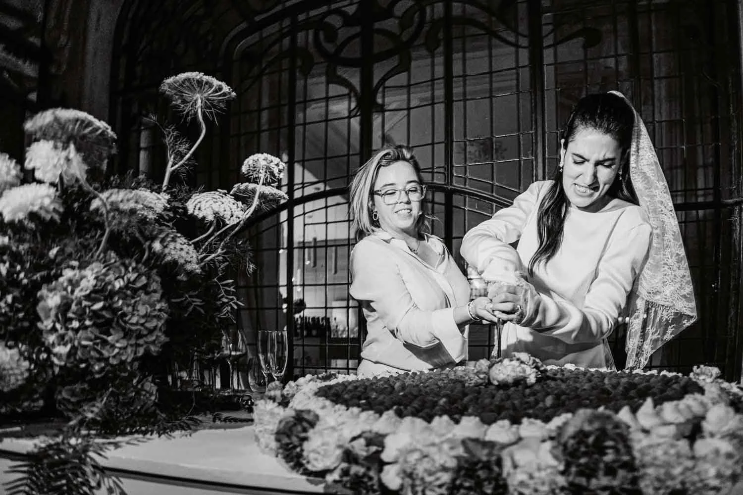 Réception de mariage dans une bastide provençale aux pierres dorées. avec verrière et gateau tarte framboises géante