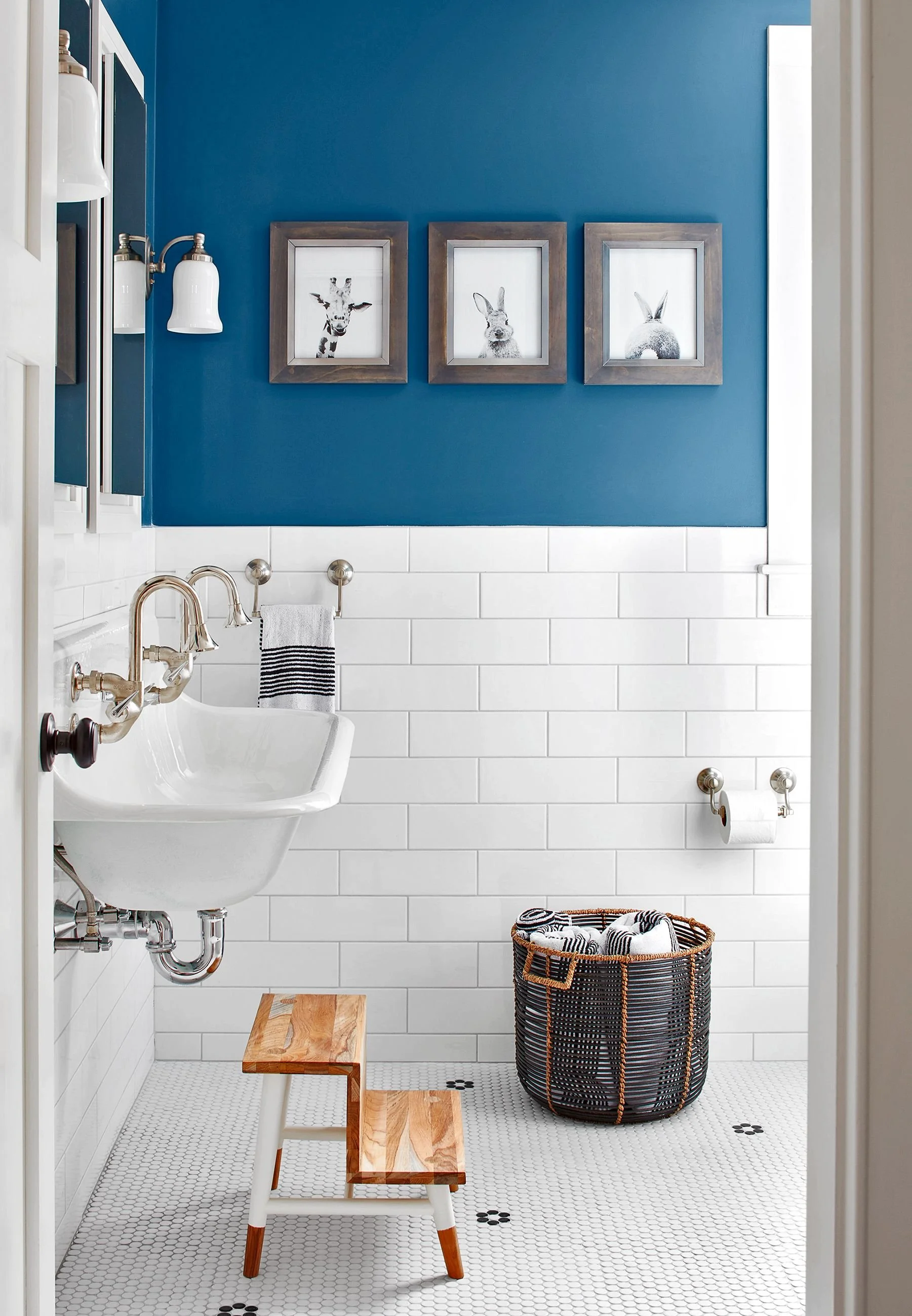 bathroom-paint-colors-blue-1643225143.jpg