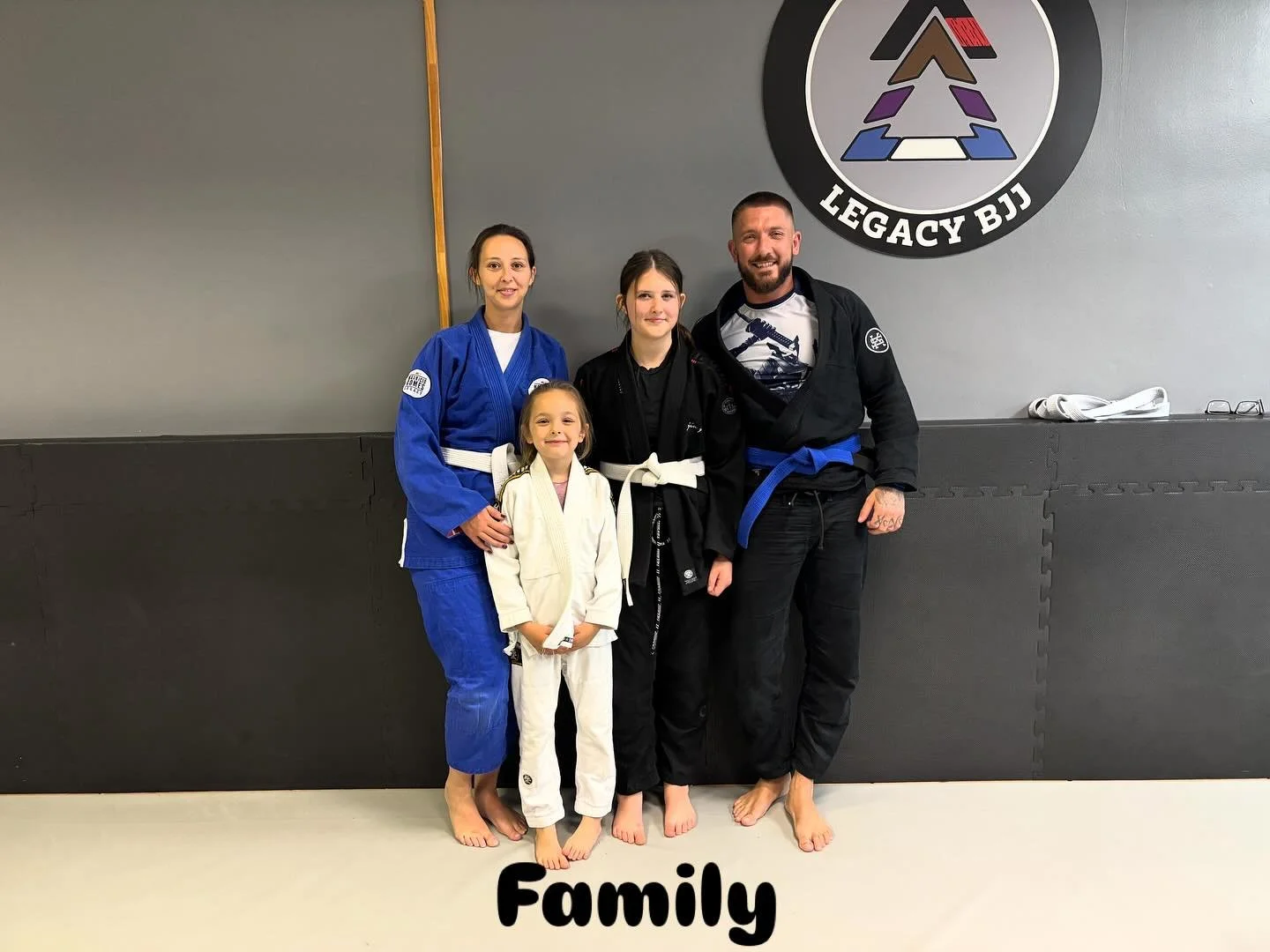 Awesome to have Father, Mother and two daughters sharing the mats tonight. Curt, Shona, Millie and Jersey 😊

#mauriciogomeslegacy #wombournelegacybjj #braulioestimablackbelt #jiujitsu #bjj #womensbjj #selfdefence #kidsmartialarts #wombourne #pensnet