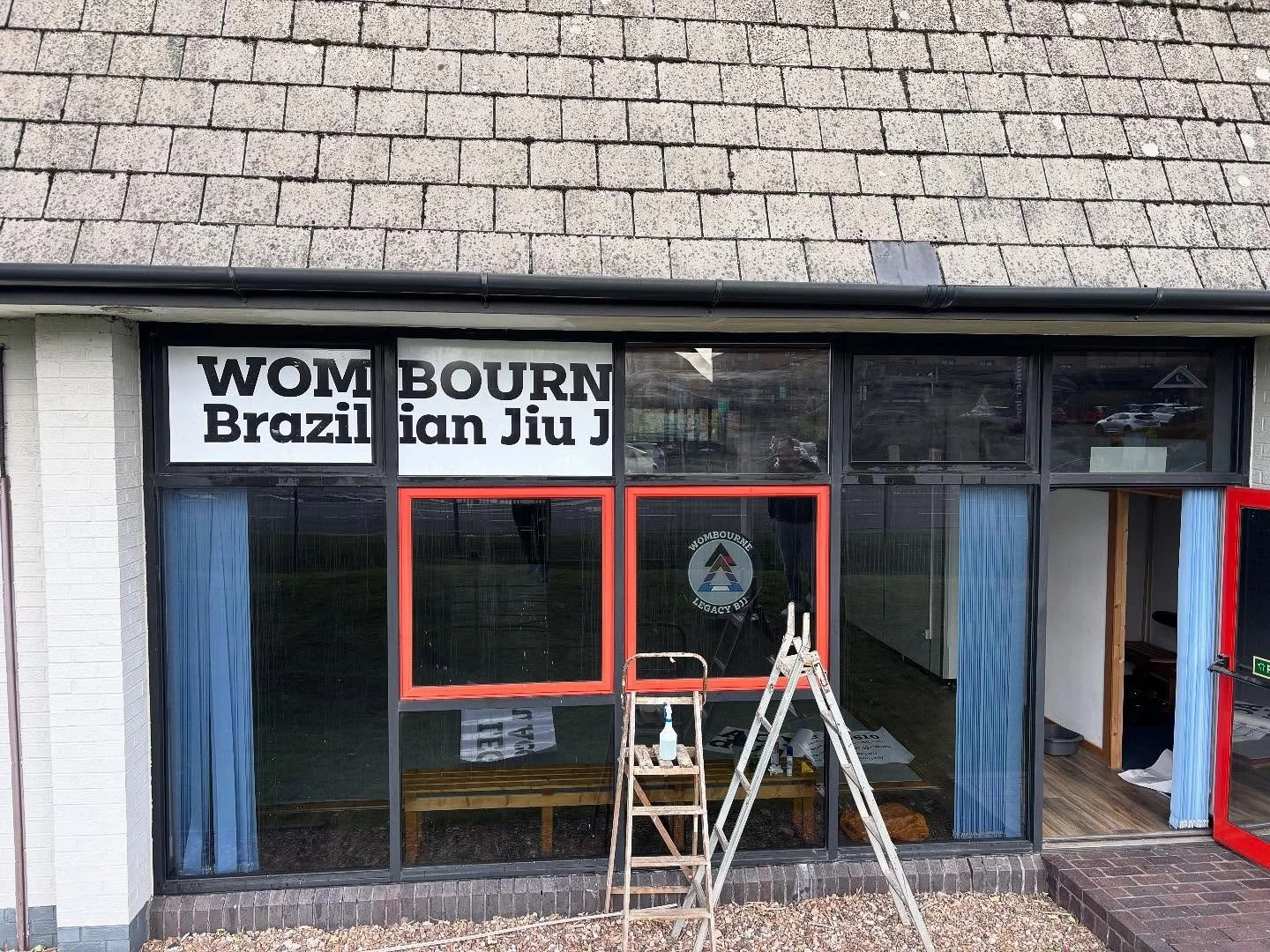 And it&rsquo;s up! The new signage looks great. Thank you to @harpergrant1986 for sparing his time to come and help put it up. What do you think guys?

#mauriciogomeslegacy #wombournelegacybjj #braulioestimablackbelt #jiujitsu #bjj #womensbjj #selfde