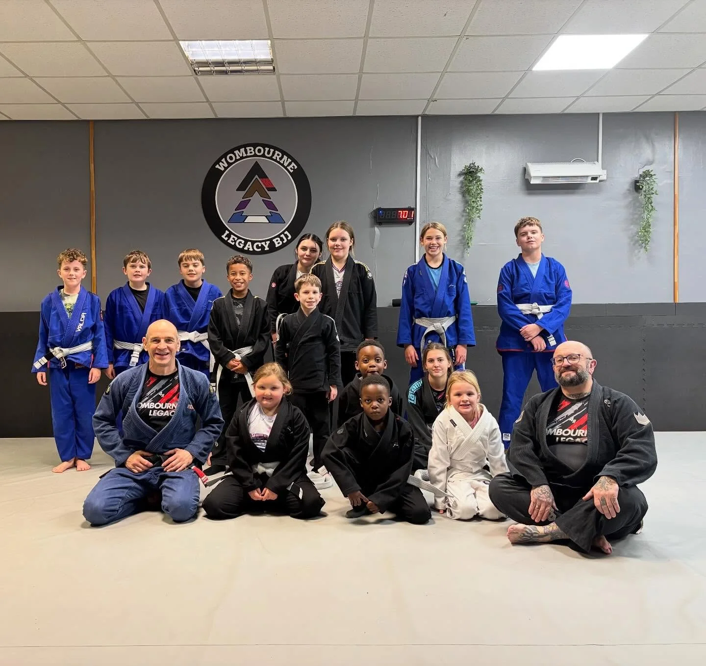 These lot are a handful 😂😂😂 but great training from all of them

#mauriciogomeslegacy #wombournelegacybjj #braulioestimablackbelt #jiujitsu #bjj #womensbjj #selfdefence #kidsmartialarts #wombourne #pensnett #wallheath #wordsley #kingswinford #brid