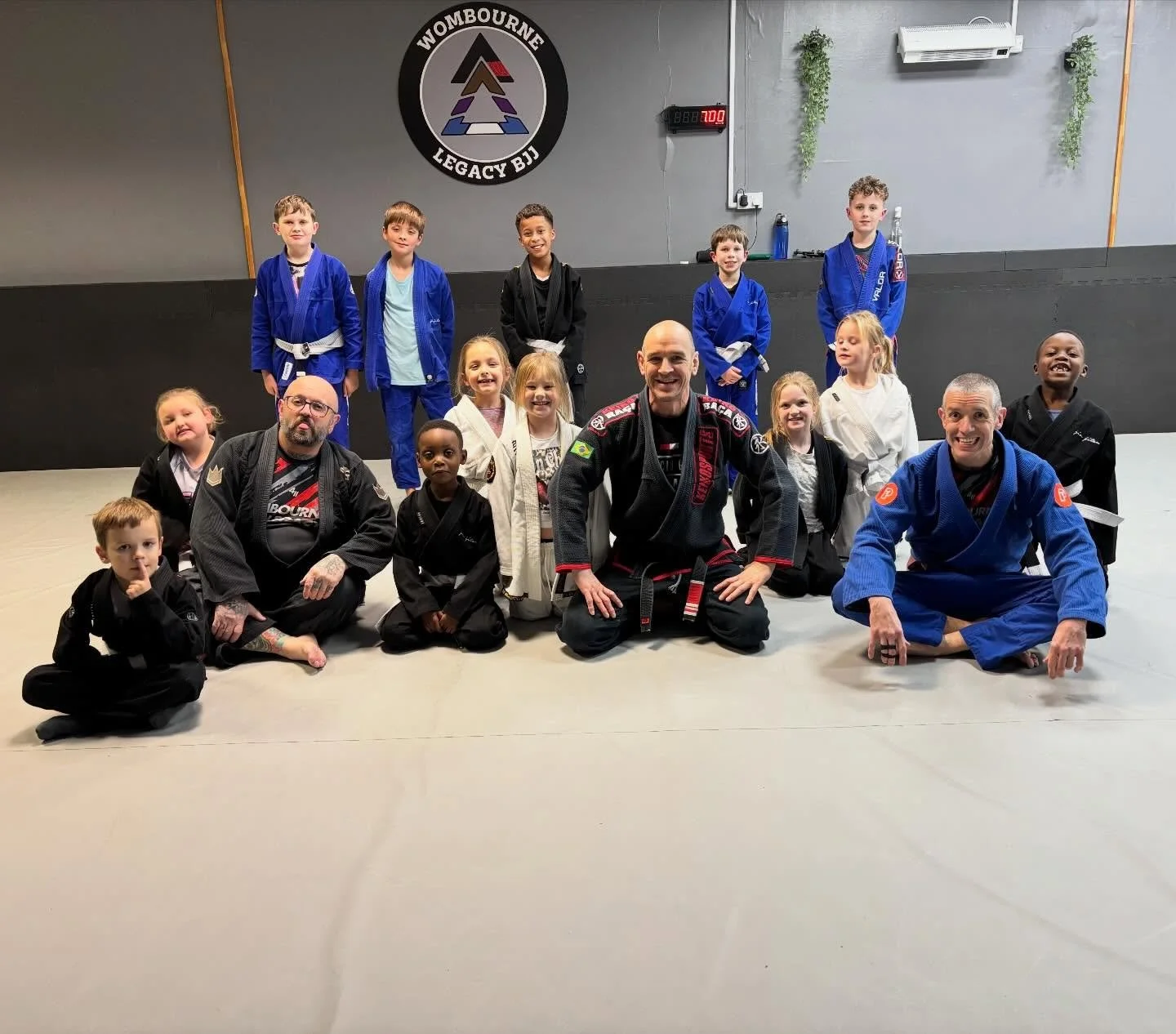 Great classes tonight. Extra energy from the kids 

#mauriciogomeslegacy #wombournelegacybjj #braulioestimablackbelt #jiujitsu #bjj #womensbjj #selfdefence #kidsmartialarts #wombourne #pensnett #wallheath #wordsley #kingswinford #bridgnorth #heatzbea
