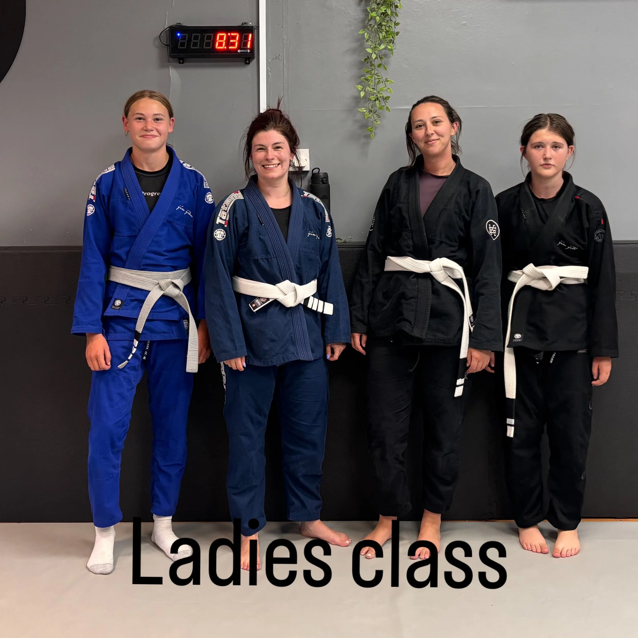 Tonight we had Poppy join the adult ladies class. Great work everyone 

#mauriciogomeslegacy #wombournelegacybjj #braulioestimablackbelt #jiujitsu #bjj womensbjj selfdefence kidsmartialarts wombourne pensnett wallheath wordsley kingswinford bridgnort