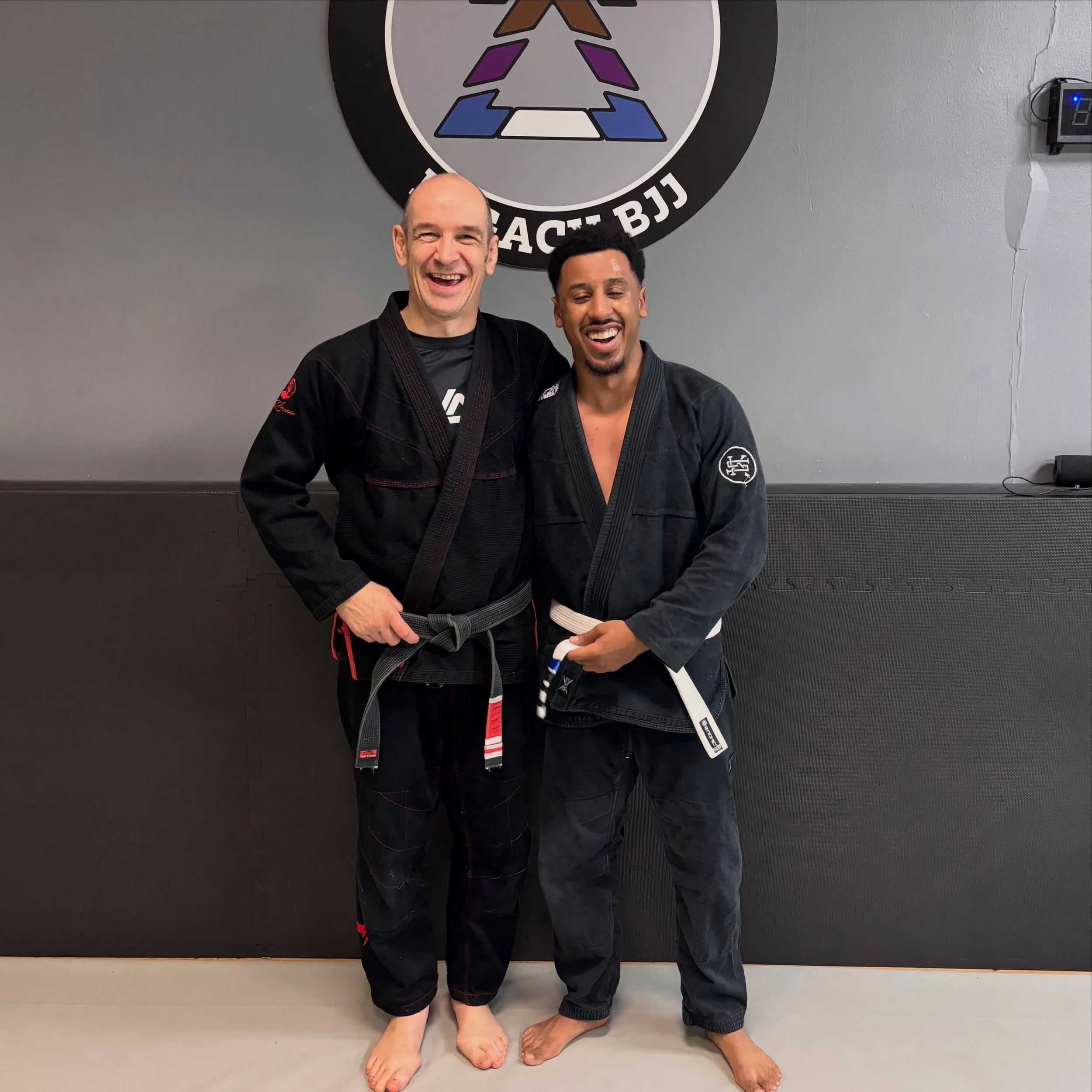 Congratulations to @jordanveitia on earning his, very well deserved, fourth stripe. Since coming to us, he has been to every class he can and put the work in&hellip;.Awesome

#mauriciogomeslegacy #wombournelegacybjj #braulioestimablackbelt #jiujitsu 
