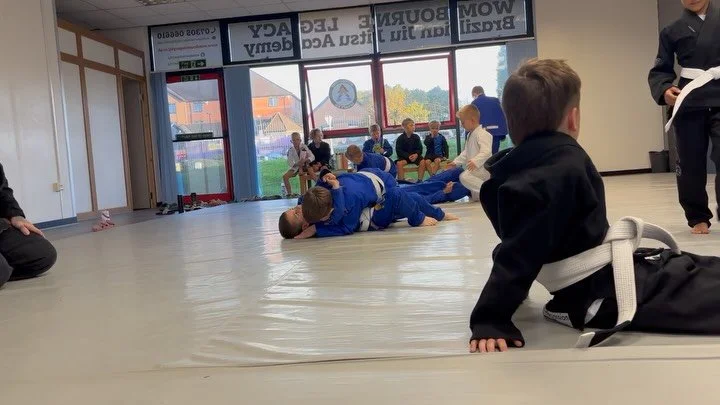 These kids make me laugh 😂😂
Great work guys

#mauriciogomeslegacy #wombournelegacybjj #braulioestimablackbelt #jiujitsu #bjj womensbjj selfdefence kidsmartialarts wombourne pensnett wallheath wordsley kingswinford bridgnorth heatzbeatzandtechniquez