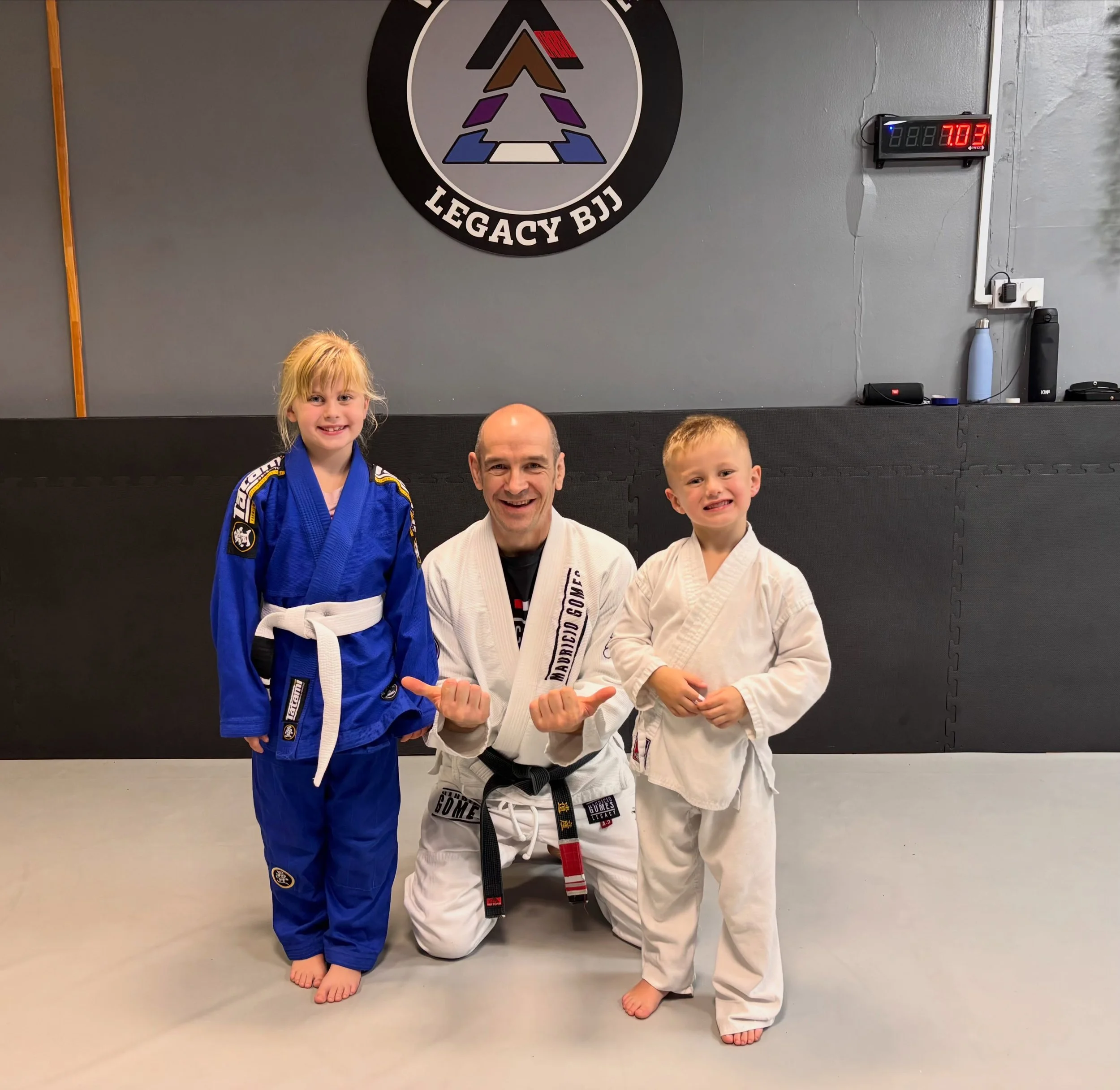 Congratulations to Delilah and Dexter on earning their first stripes tonight. Both showing great improvement 

#mauriciogomeslegacy #wombournelegacybjj #braulioestimablackbelt #jiujitsu #bjj womensbjj selfdefence kidsmartialarts wombourne pensnett wa