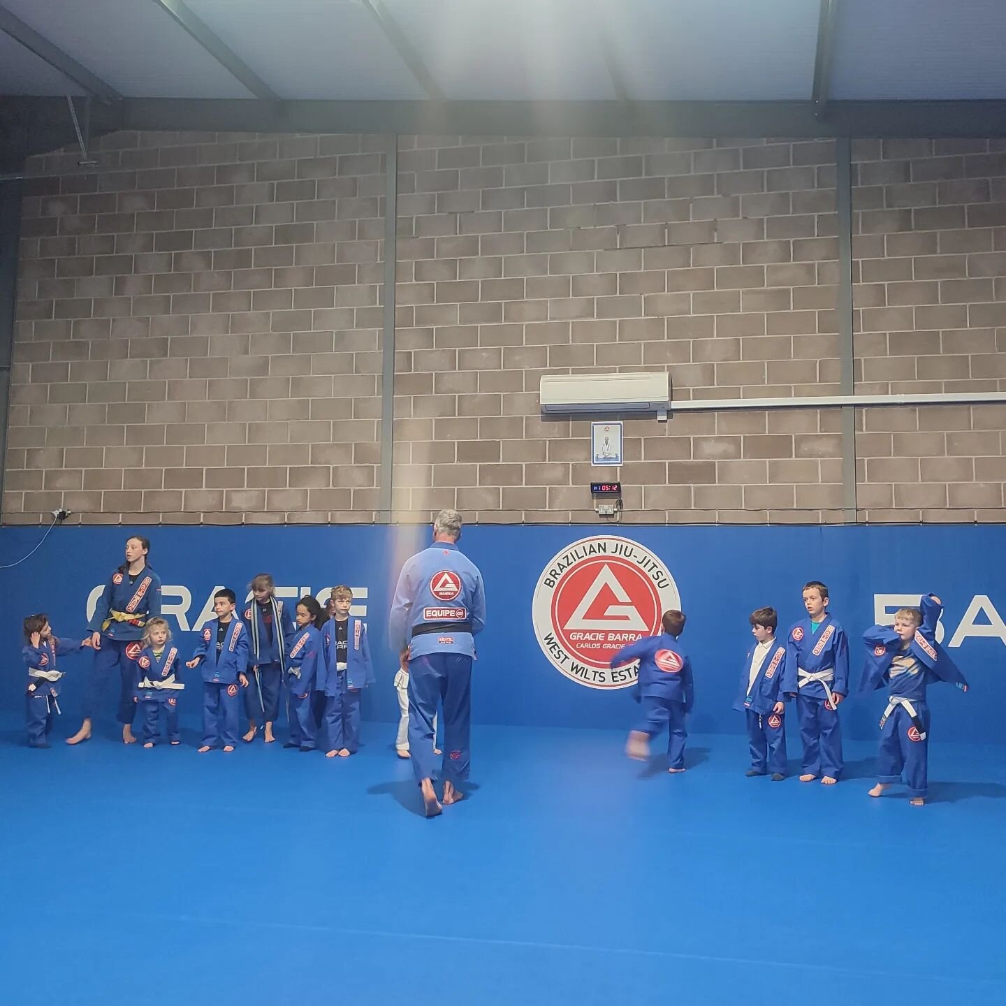 Friday night lights 🔥 The perfect way for kids to blow off steam after a long week !! - book your free trial now link in bio 👆🏻

#bjj #bjjwestwilts #bjjtrowbridge #kidsbjj #kidsclubs #kidsmartialarts #