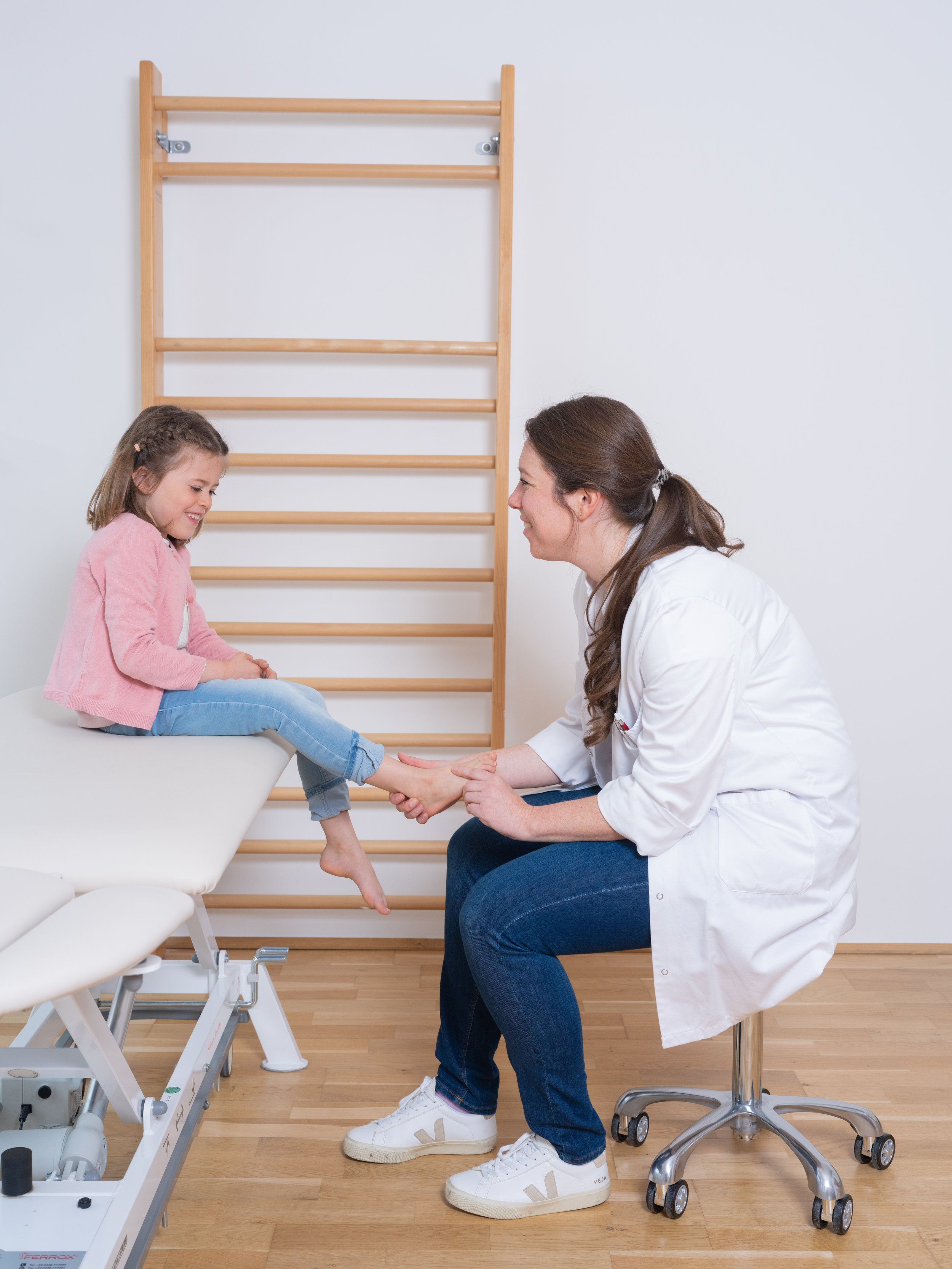 Beinuntersuchung bei einem Kind, Fachärztin Dr. Laura Ogon