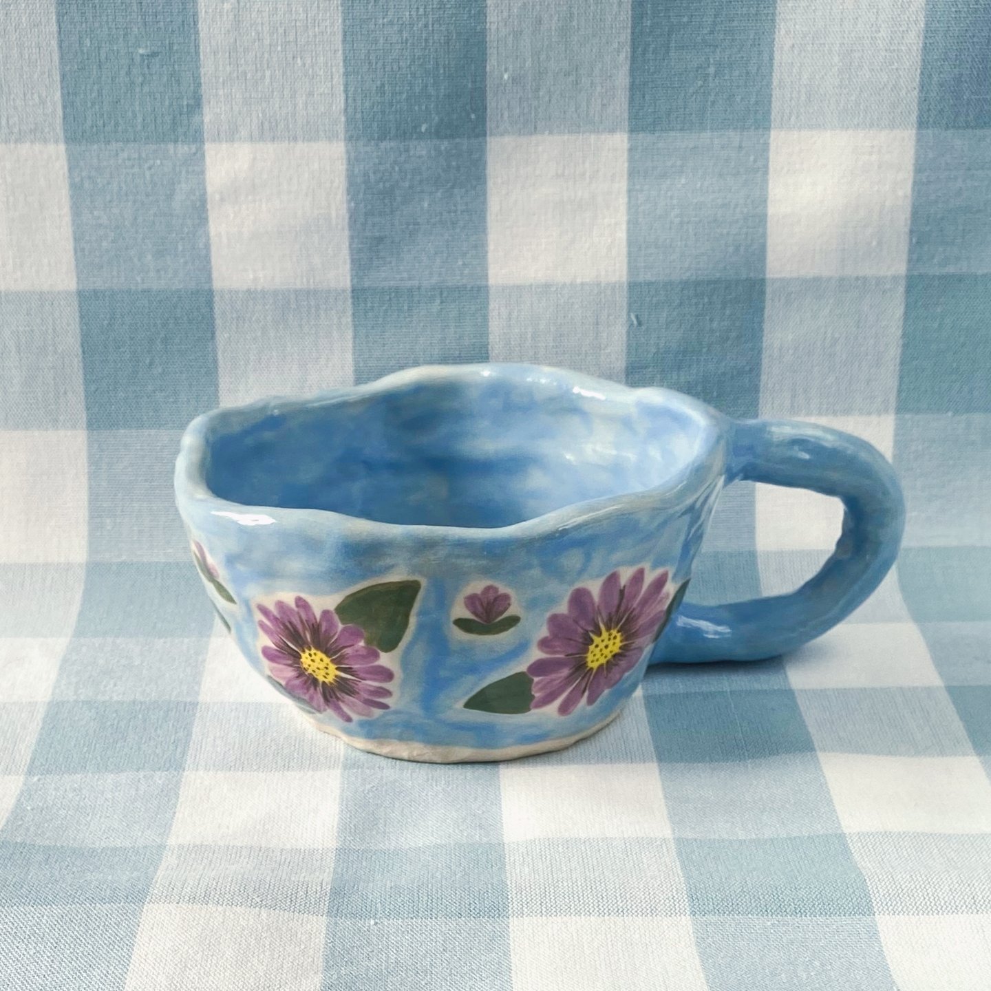 At the weekend I sold this beautiful mug and I wanted to share the photos I took of it with the intention of selling it on my new website. Happy new home flowery mug!