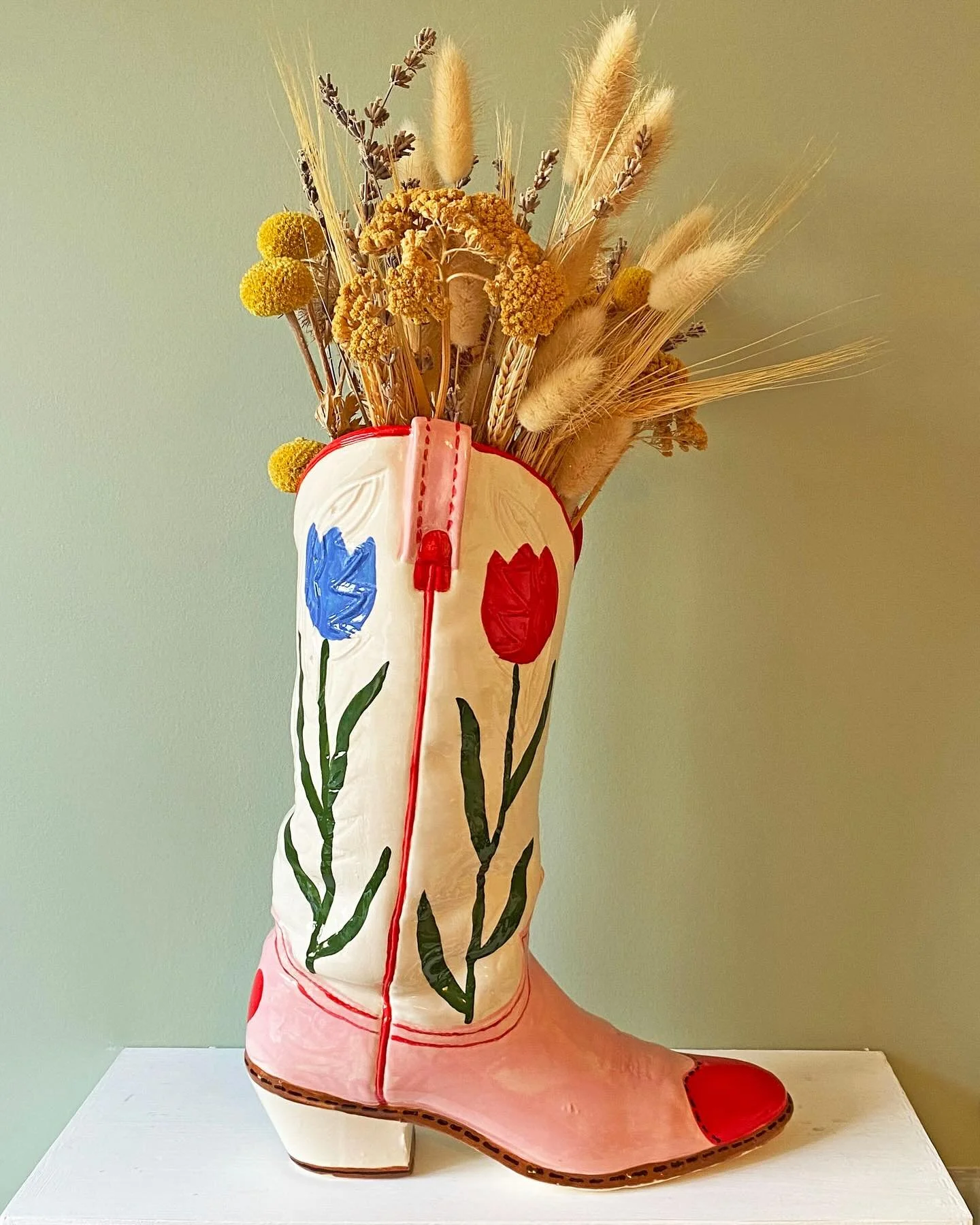 My first post with the new grid ratio! 

I painted this gorgeous cowboy boot at our fun staff night at @doodle_pots 🥰 it now has pride of place in my office with some dried flowers. A rootin tootin vase! 🤠