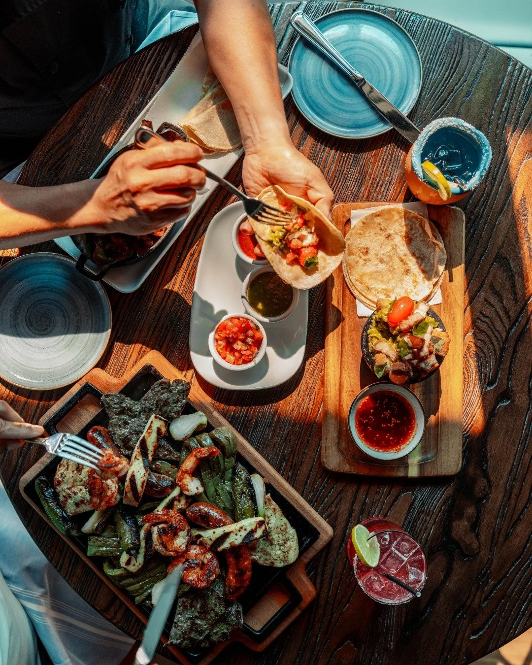A table full of flavor, made for sharing. 🌮✨ From our sizzling Parrillada de Sonora to fresh-made guac, every bite is better together.