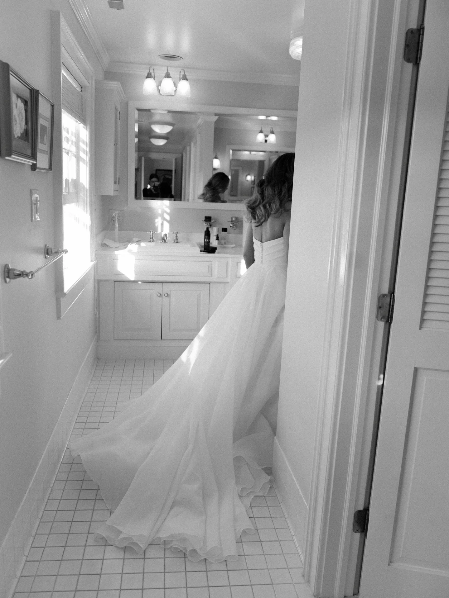 moments of getting ready with Lilly and Peter on their Christmas Eve wedding at her parent&rsquo;s home 2 hours outside of DC in Culpeper, Virginia. the morning was slow, and felt peaceful. the sun was shining, the house was filled with laughter and 