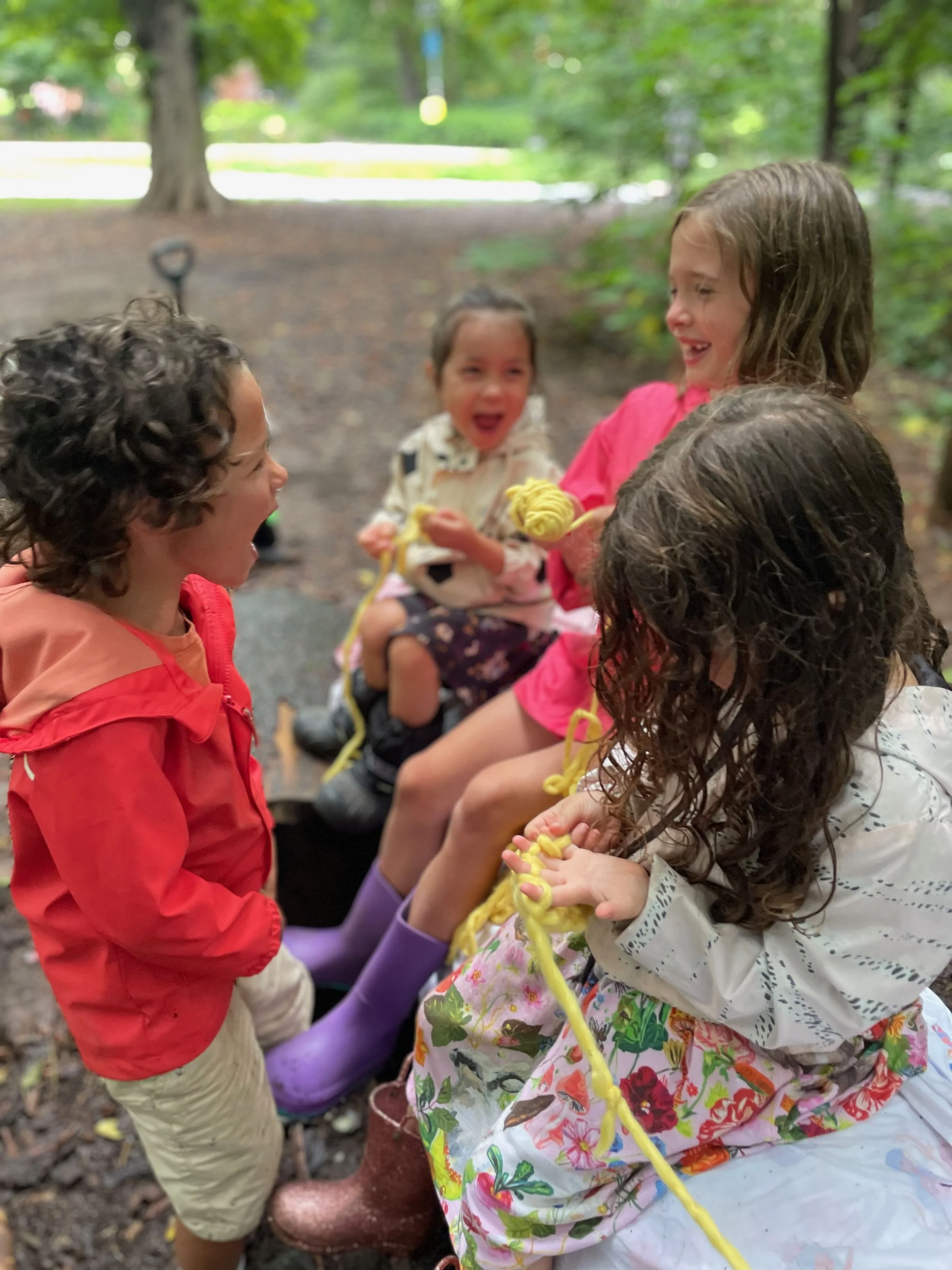 Four-finger fingerknitting