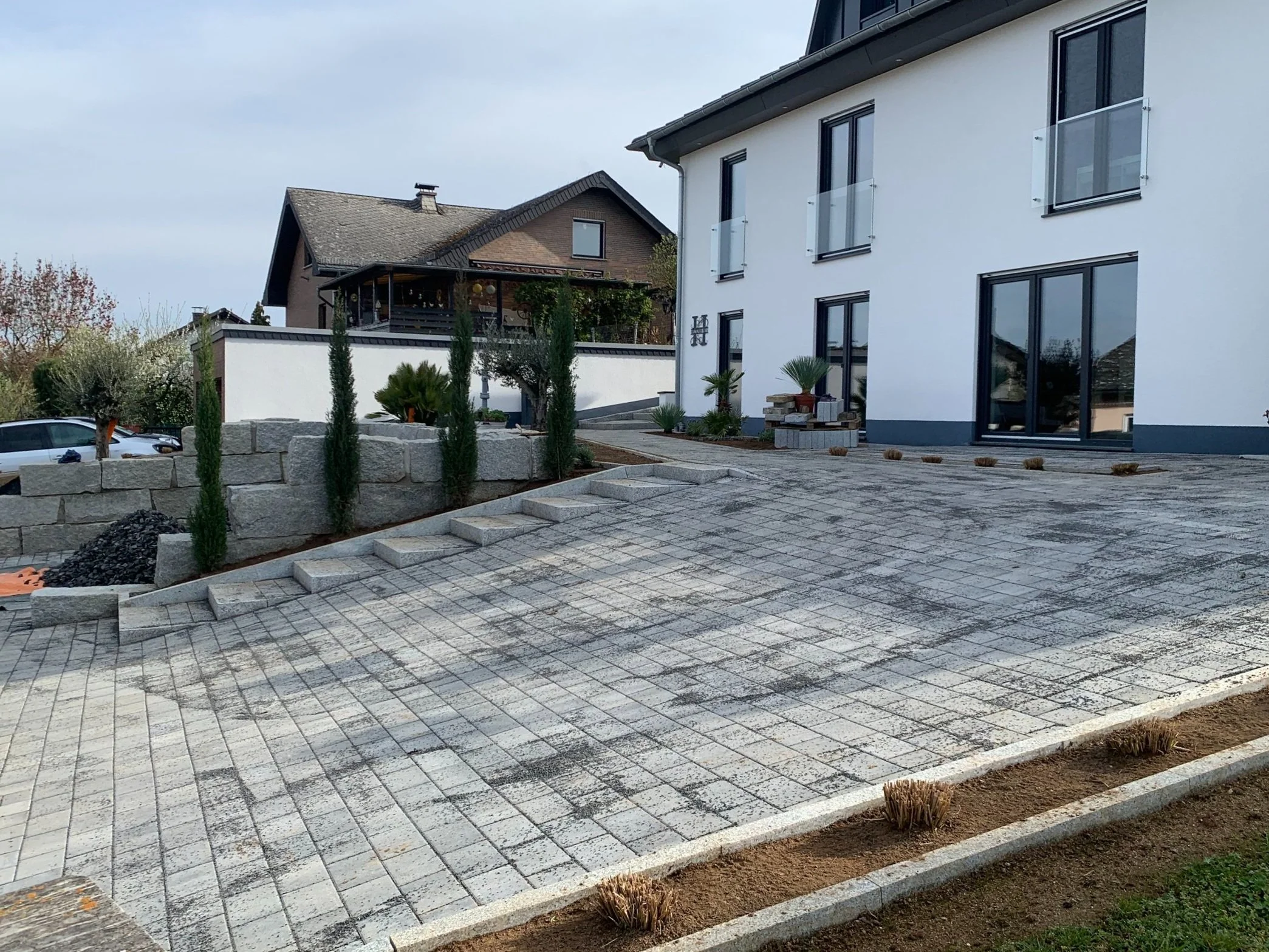 schöner Garten Eingang Pflaster verlegen Natursteine Güvenbau