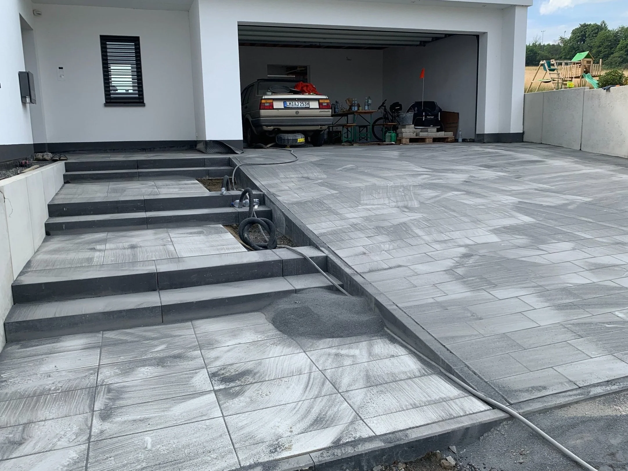 Pflaster und Verlegearbeiten Eingang Garage verlegen Steine Pflaster Treppe