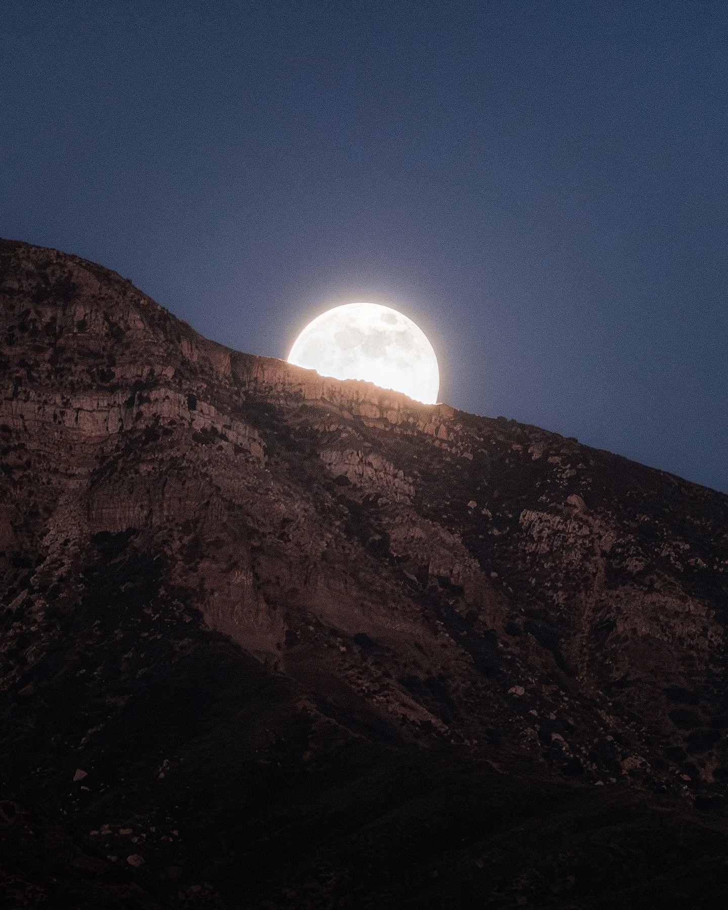 The last of the super moons was a stunner, rose perfectly over the Topatopa Bluff. 

Hope you all were able to soak up the magic✨