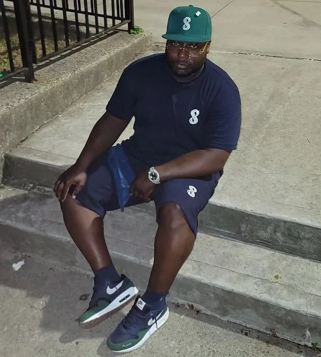 03-navy-tee-shorts-set-on-the-steps.jpeg