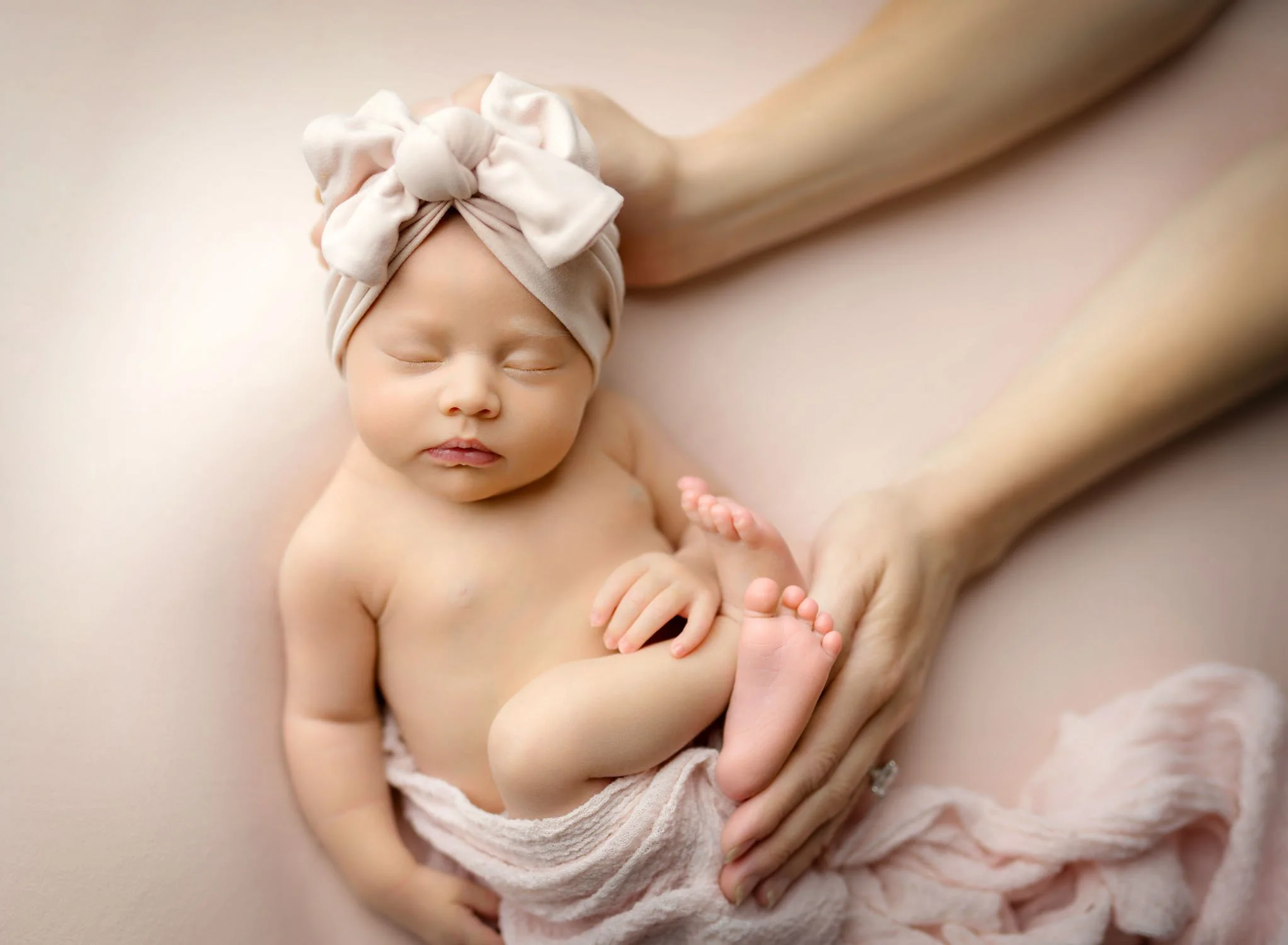 Complete Guide to Newborn Photography in St. Louis (What to Know Before Booking)