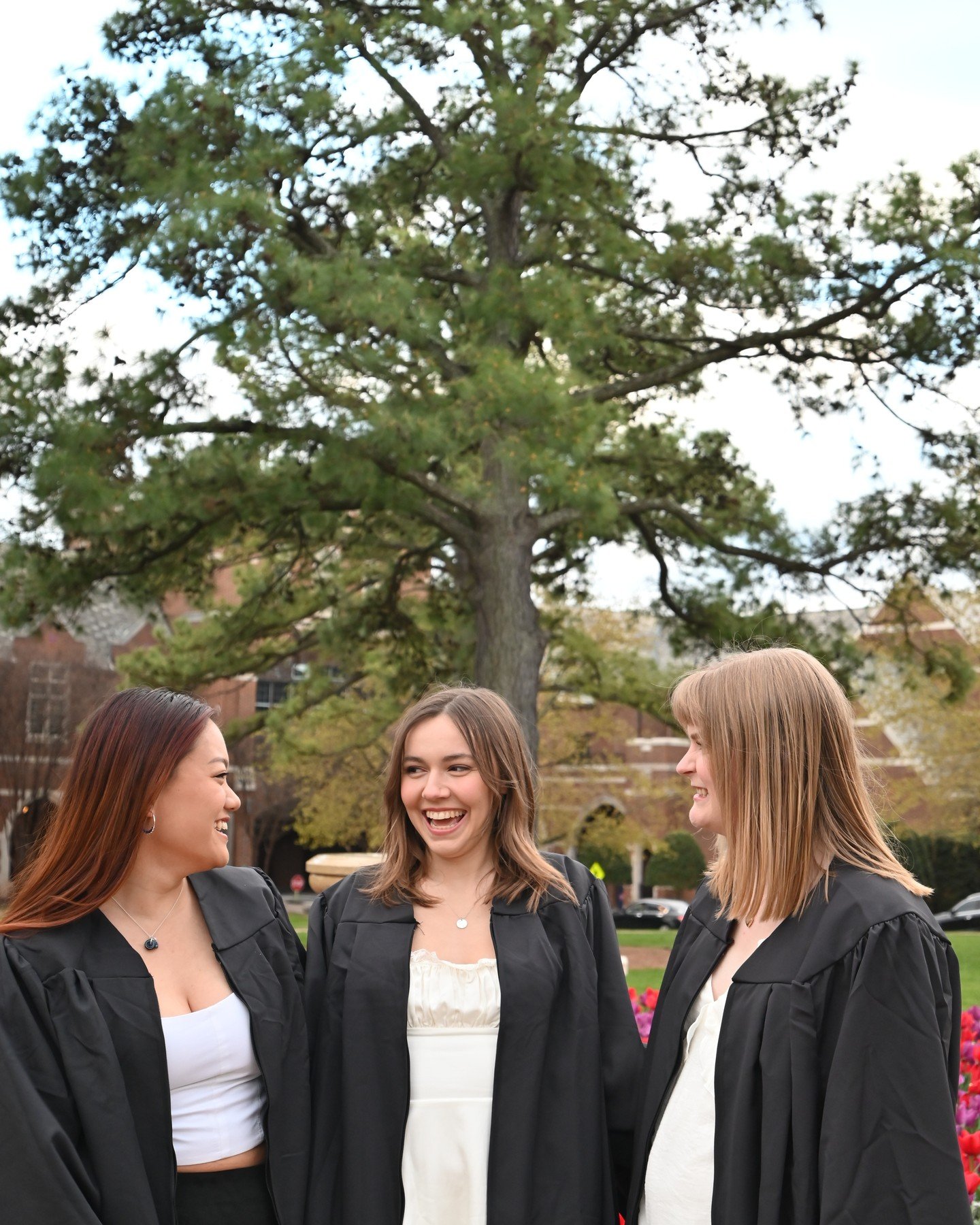 Happy grad season 👩&zwj;🎓! If you still need to book graduate photos, click the link in my bio!
