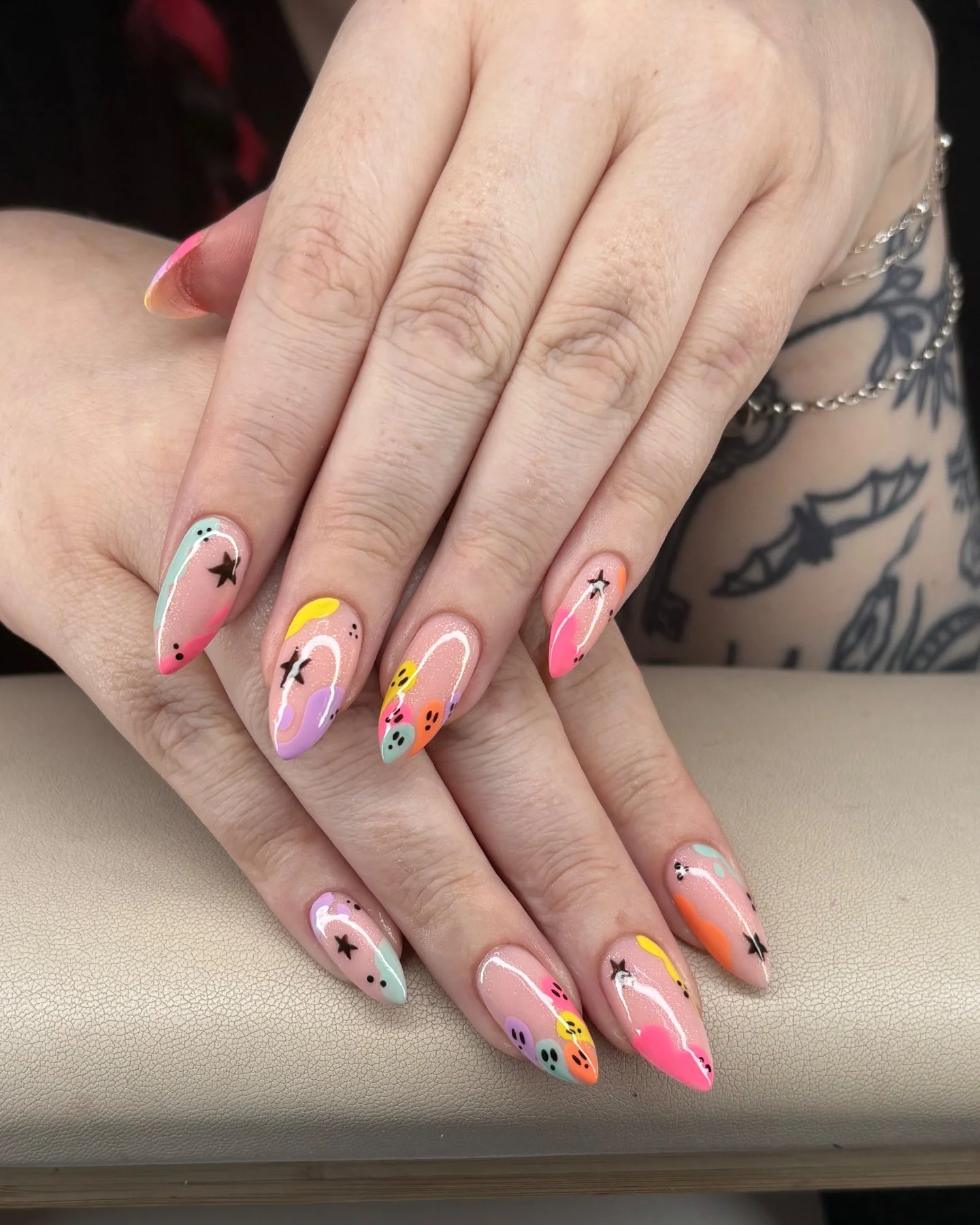 Summerween has entered the chat 🎃☀️✨

A little spooky, a little sweet &amp; A LOT of colour 👻💅🏼

Summer vibes meets Halloween energy &mdash; and we&rsquo;re obsessed. 🧡💗💜

#SummerweenNails #SummerNails #HalloweenNails #NailArt #NailInspo #Colo