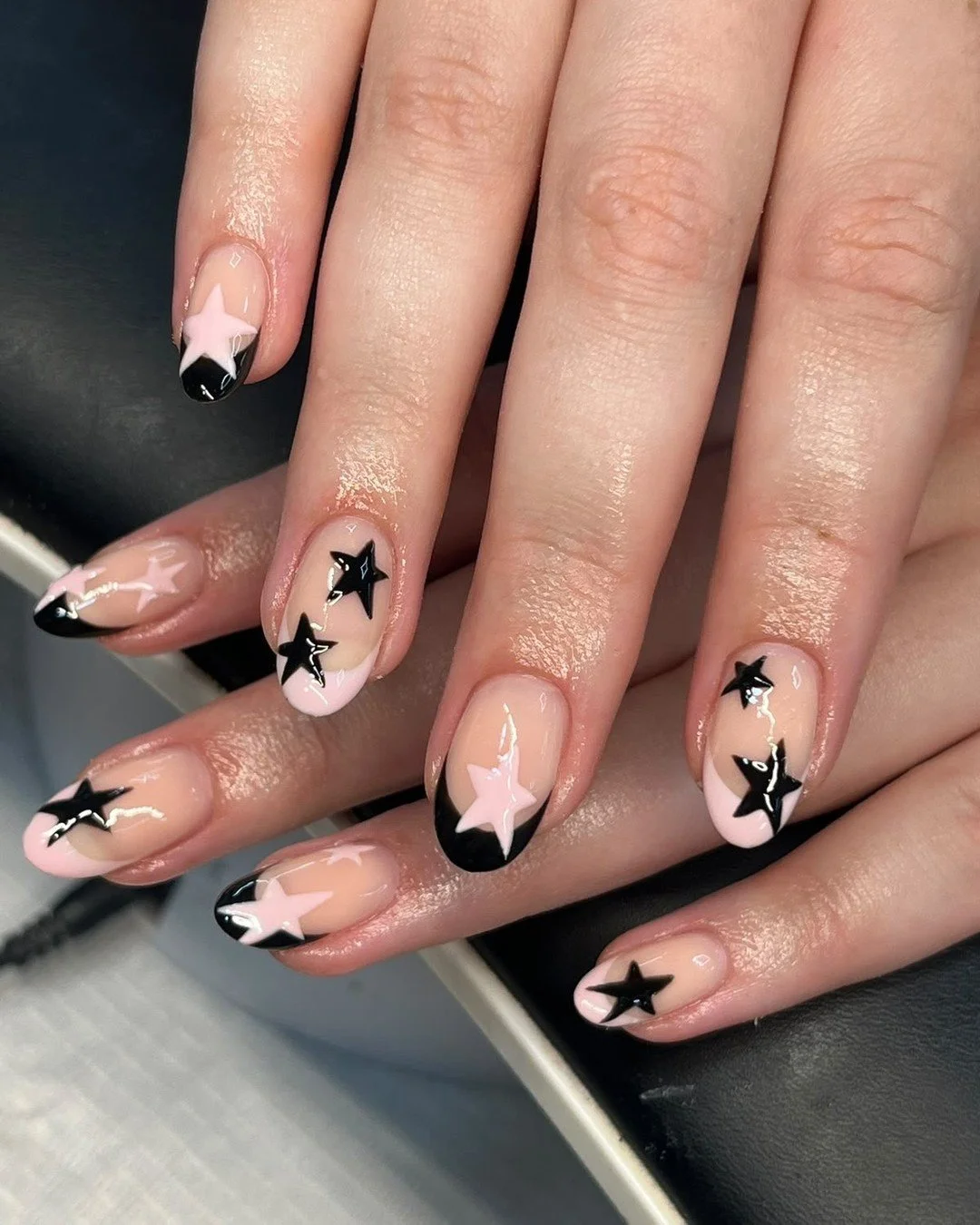 Starry-eyed ✨🖤 

A little black, a little pink, and lots of sparkle ⭐️ The cutest star French for a fun statement set 💅🏼

DM us to book your next nail appointment 🤍

#TheBeautyRooms #NailInspo #NailArt #StarNails #StarryNails #FrenchTips #NailIns