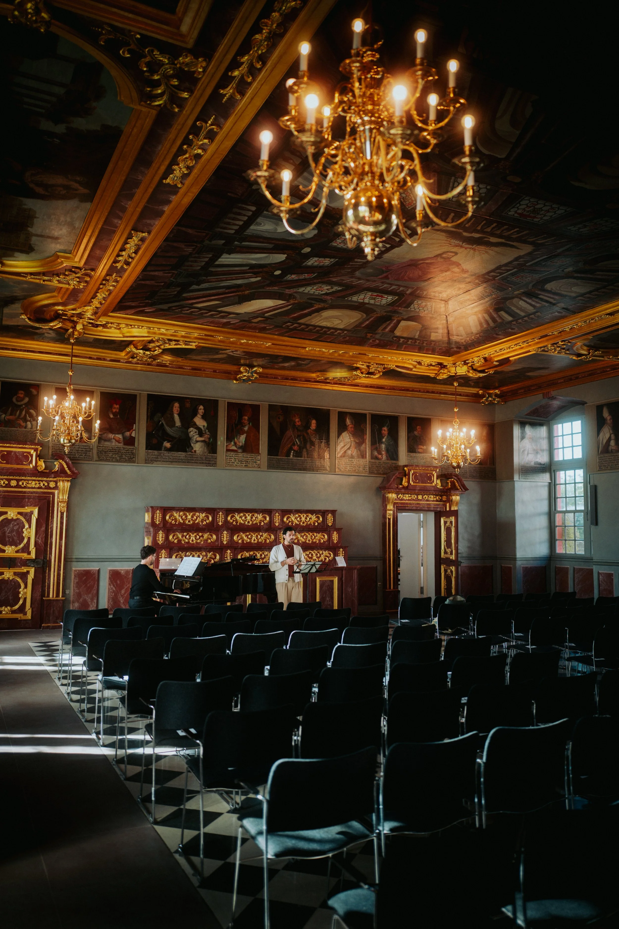 Konzertsaal mit Kronleuchtern und Flügel vor Publikum – Eventfotografie
