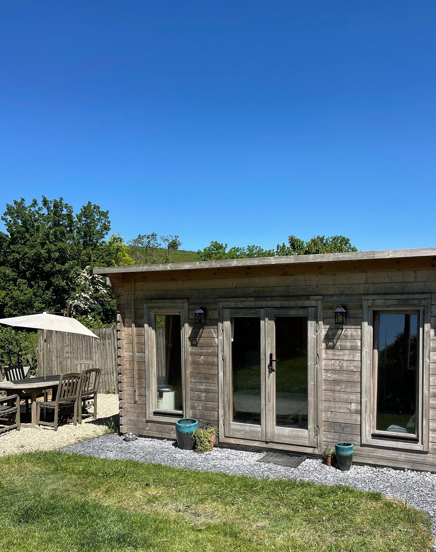 Excited to be back in the Health House Cabin from next week!!💛
You can catch me here on Wednesdays 2-7pm throughout the summer, so that there’s a smooth handover before @rosierussellosteopath heads off on maternity leave in September🐣🍃
I&r