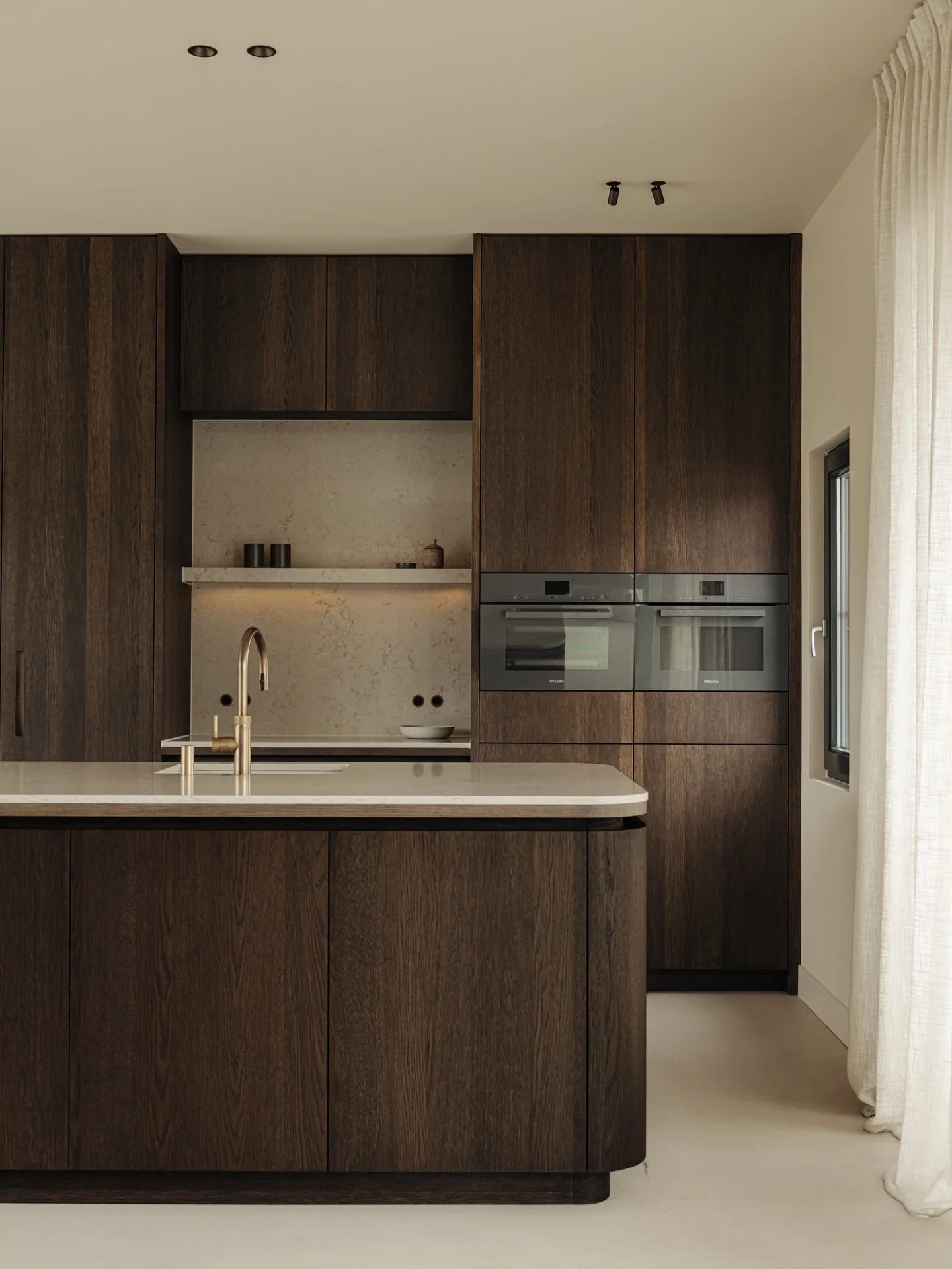 Watervilla aan de Amstel

Voor deze bijzondere watervilla aan de Amstel werkten @eyemhome en @studio.engelhard samen aan een tijdloos interieur, waarin rust, verfijning en verbinding met het water centraal staan.

Natuurlijke materialen, organische v