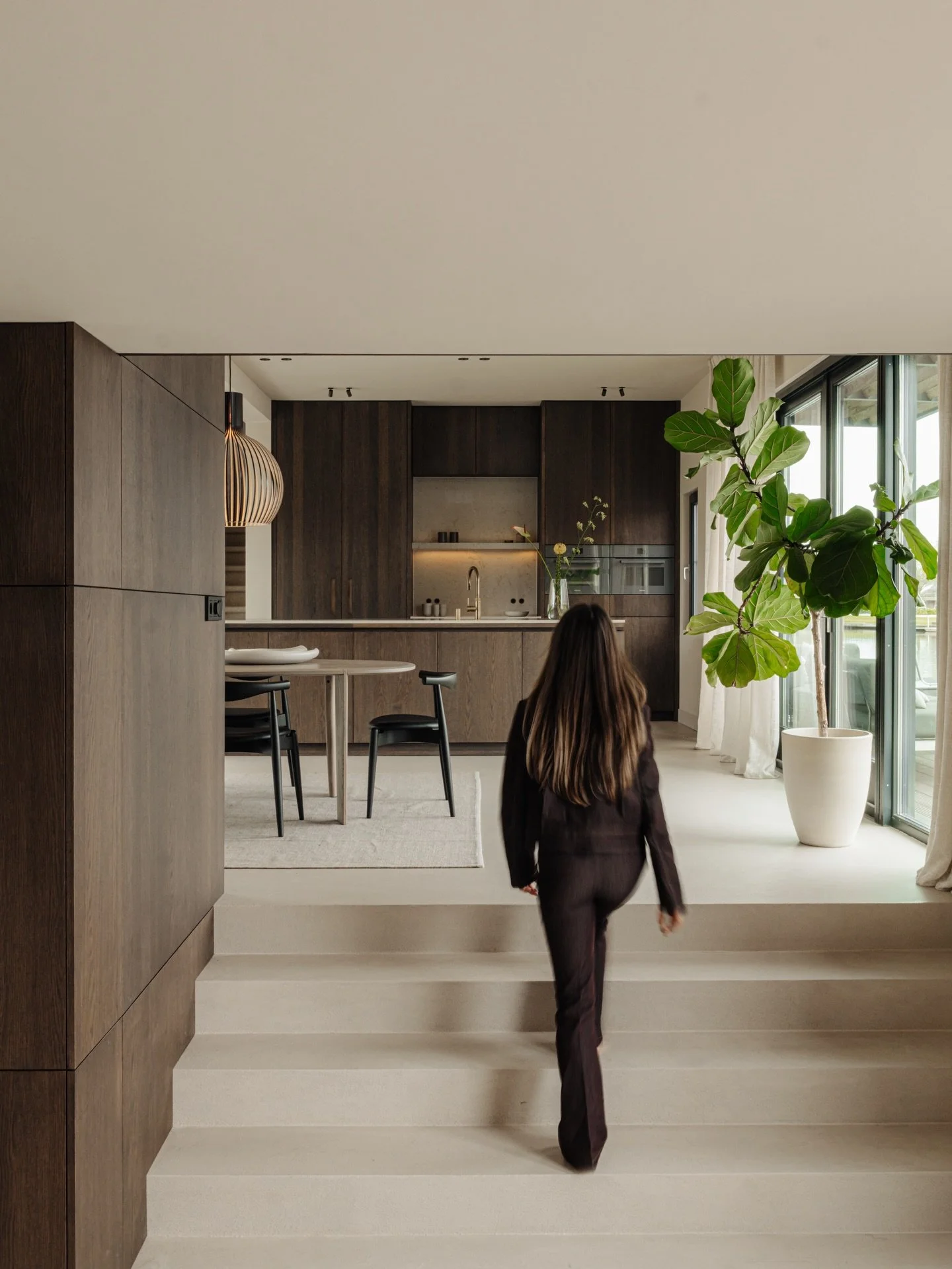 Watervilla aan de Amstel

In deze watervilla is het ontwerp bewust teruggebracht tot de essentie: rust, balans en ingetogen luxe die je vooral voelt. Het interieur is ontworpen vanuit de relatie met het water en het natuurlijke licht dat door de woni