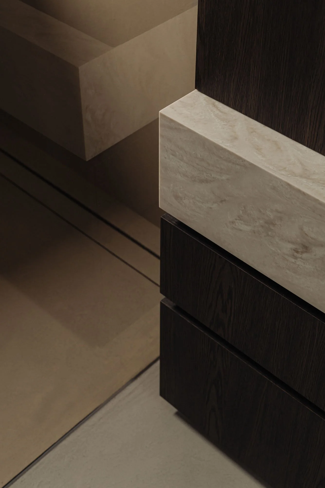 Exclusief badkamermeubel detail van een maatwerk wastafelmeubel met een luxe natuurstenen blad en donker eikenhout, ontworpen door Studio Engelhard uit Amsterdam.