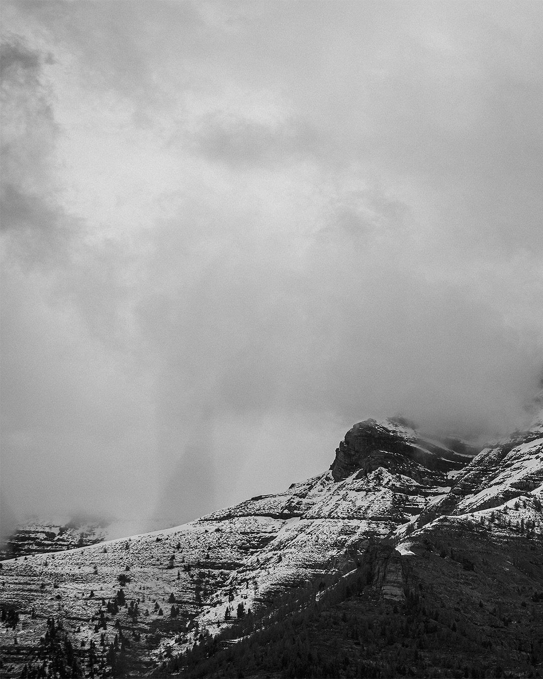 Une vall&eacute;e de montagne, entre hiver et printemps. 
&mdash; Avril 2025. 

___
#landscapecaptures #hautesalpes #champsaur 
#photography #creativephotography #nikon #fujifilm #folkmagazine #lesothers #somewheremagazine #revueepic #slowlife #mount