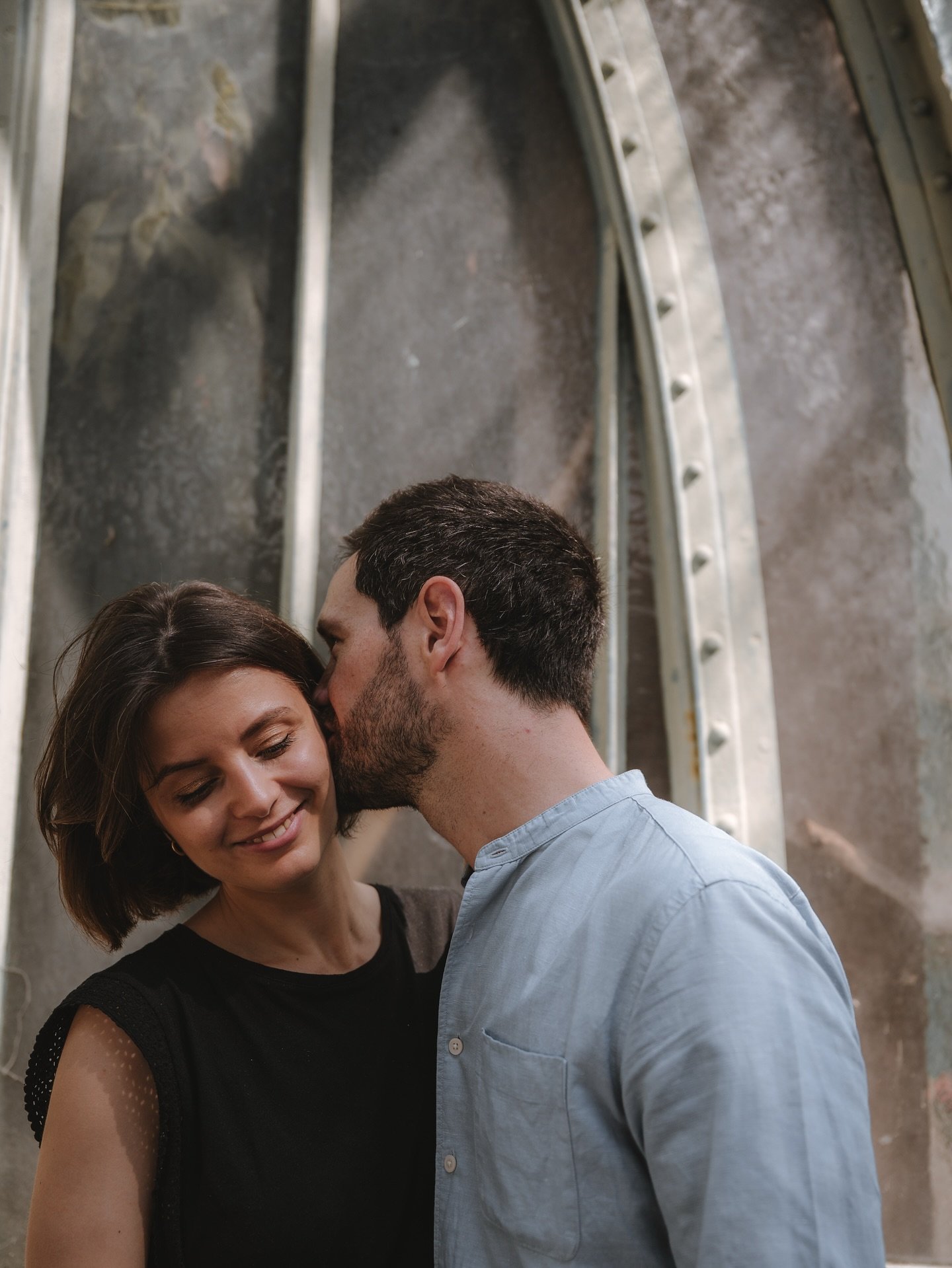 L&eacute;a &amp; Pierre 💛

&mdash; Il y a deux semaines, j&rsquo;ai retrouv&eacute; mes futurs mari&eacute;s de septembre pour une s&eacute;ance engagement pleine de douceur (et de chaleur !), aux Serres d&rsquo;Auteuil 🌿
L&eacute;a, je la connais 