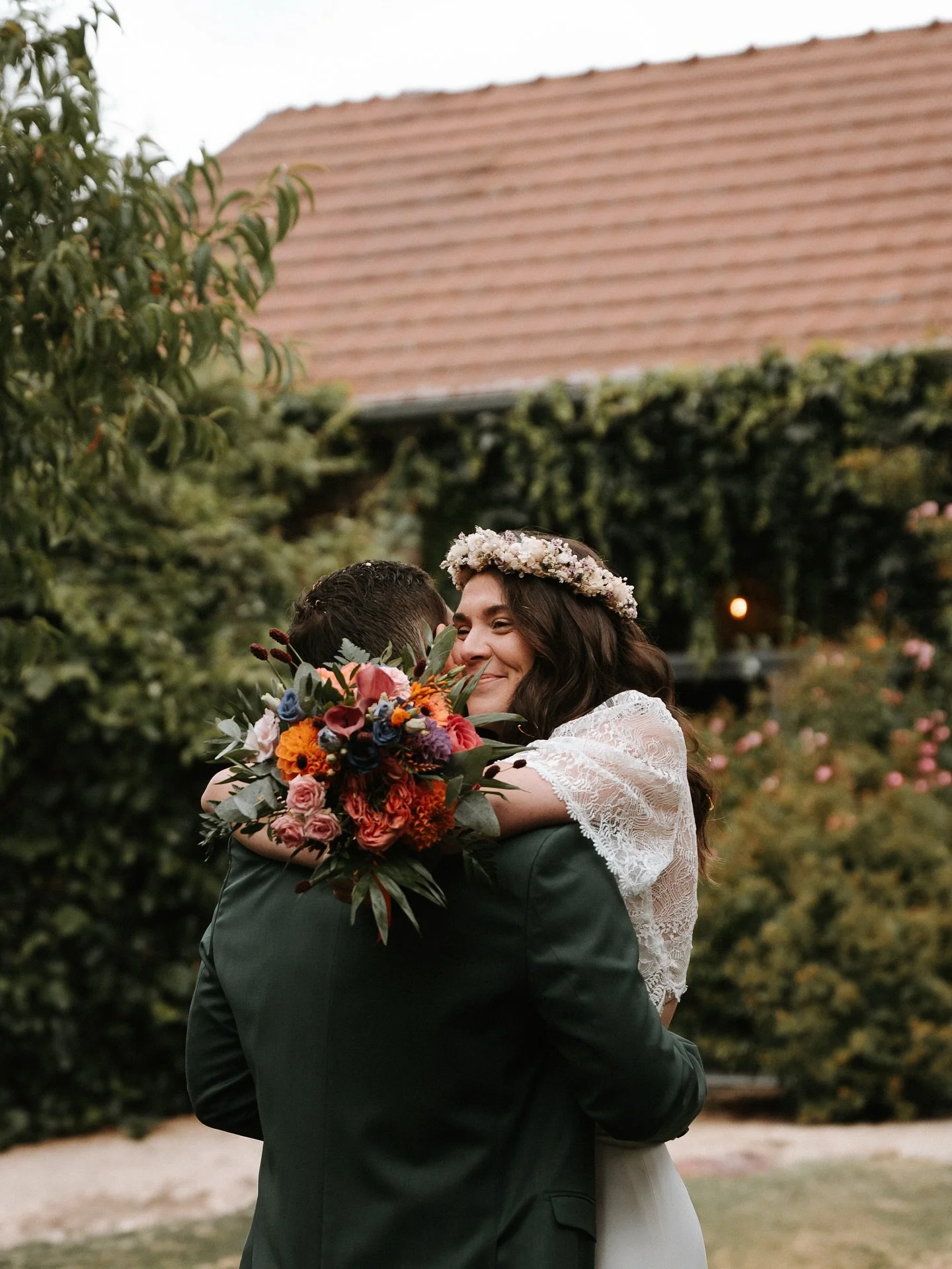 Oriane &amp; Nicolas &mdash; ao&ucirc;t 2025. 
Premi&egrave;res images de ce mariage solaire, color&eacute;, joyeux et rempli d&rsquo;amour. ✨🌻

Lieu &bull; @lesgitesduberger 
Fleurs &amp; deco &bull; @la.grange.aux.coquelicots @florever.63 
Traiteu