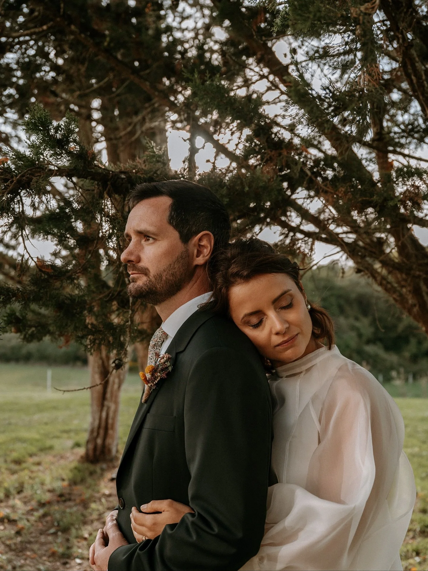 L&eacute;a &amp; Pierre 🌺
&mdash; septembre 2025 
Un mariage solaire au sublime @domainehautgouat au c&oelig;ur du M&eacute;doc. 

J&rsquo;ai rencontr&eacute; L&eacute;a dans mon ancienne vie parisienne &ndash; entre caf&eacute;s, expos et friperies