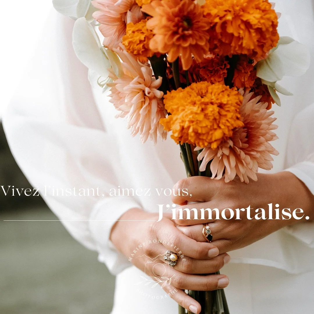 ✨ Vous vous mariez en 2026 ou 2027 ? 

Je suis peut-&ecirc;tre la photographe qu&rsquo;il vous faut. 📸 
Ma discr&eacute;tion est ma force : elle me permet de saisir ce que d&rsquo;autres ne voient pas &mdash; le t&eacute;moin qui pleure avant m&ecir