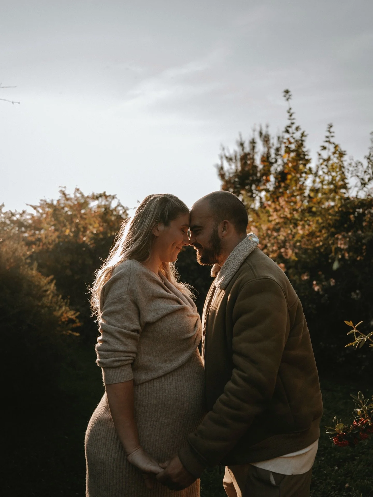 S&eacute;ance maternit&eacute; d&rsquo;automne 🍁

Une s&eacute;ance qui leur a &eacute;t&eacute; offerte par une amie, pour profiter de l&rsquo;automne au parc de la T&ecirc;te d&rsquo;Or.
La lumi&egrave;re &eacute;tait douce, les feuilles commen&cc