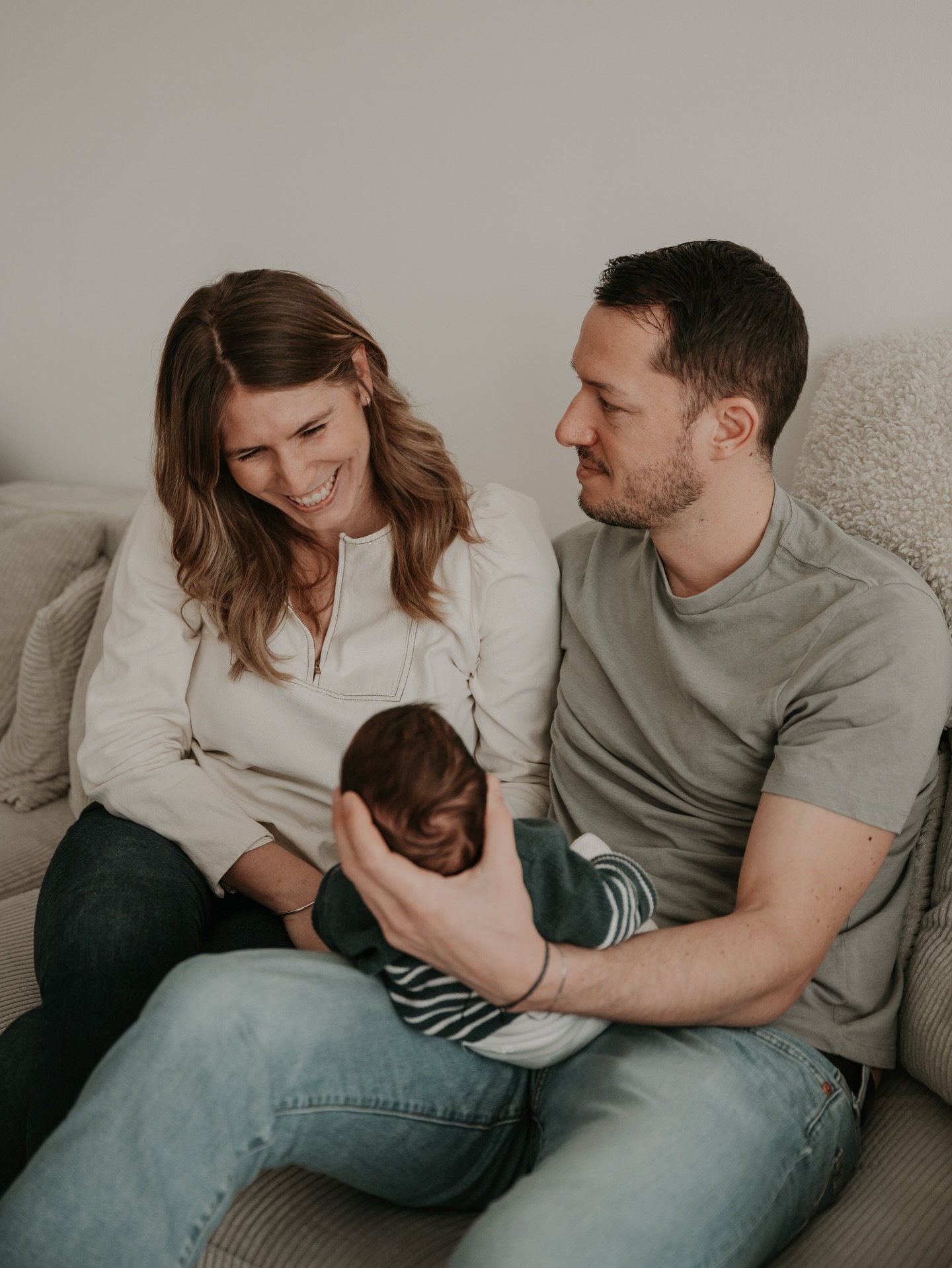 Les premiers jours 💛

Marly m&rsquo;a contact&eacute;e &agrave; la fin de l&rsquo;ann&eacute;e 2025 pour immortaliser sa premi&egrave;re grossesse&hellip;
Et j&rsquo;ai eu un vrai coup de c&oelig;ur. Pour sa douceur, sa gentillesse, leur histoire, l